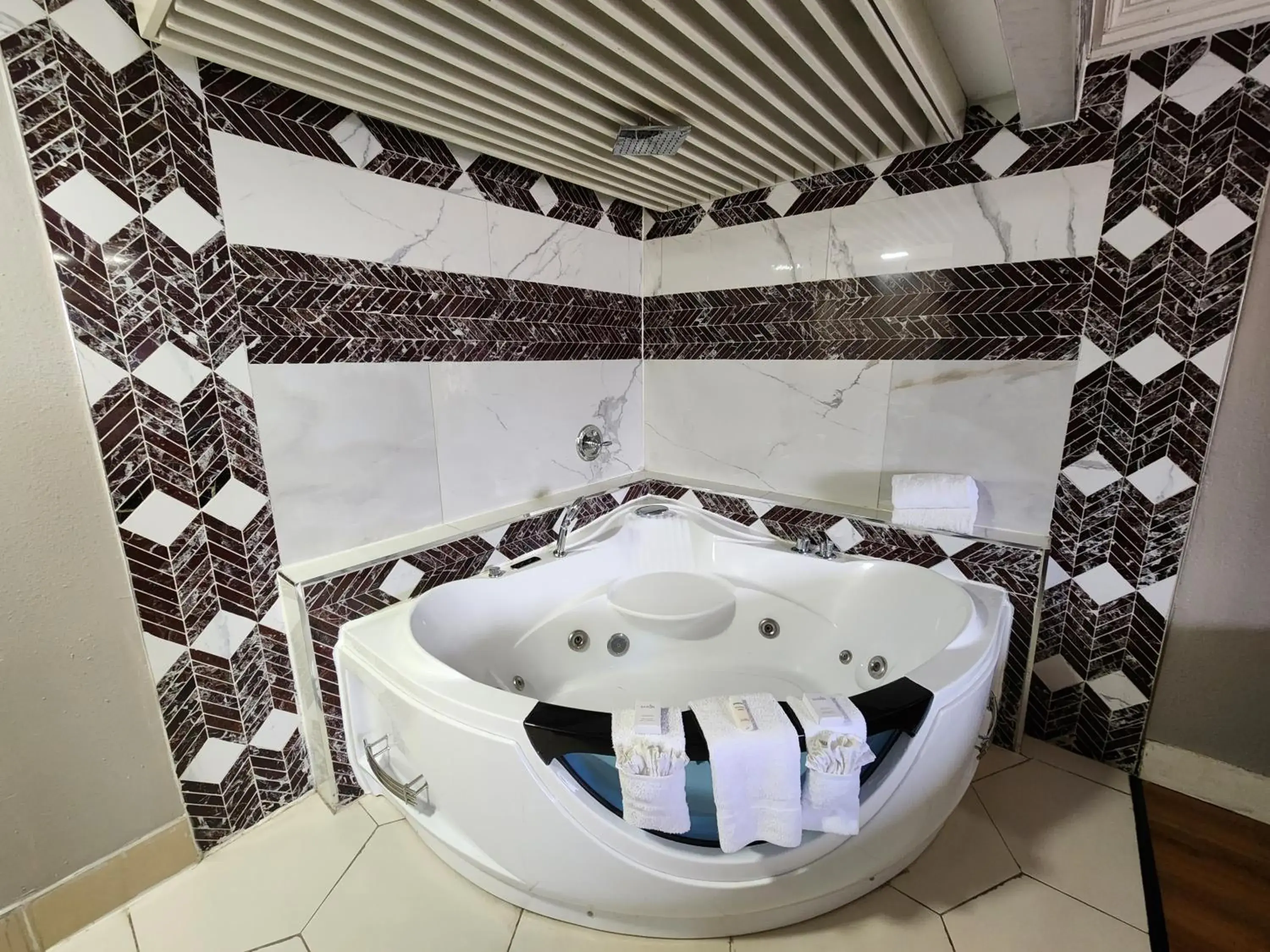 Hot Tub, Bathroom in Americas Best Value Inn and Suites Little Rock
