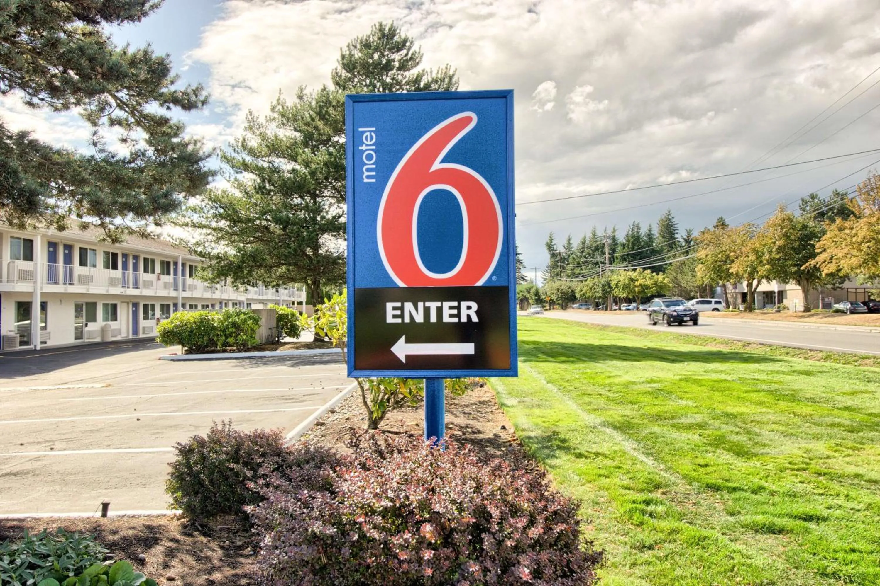 Property building in Motel 6-Everett, WA - North