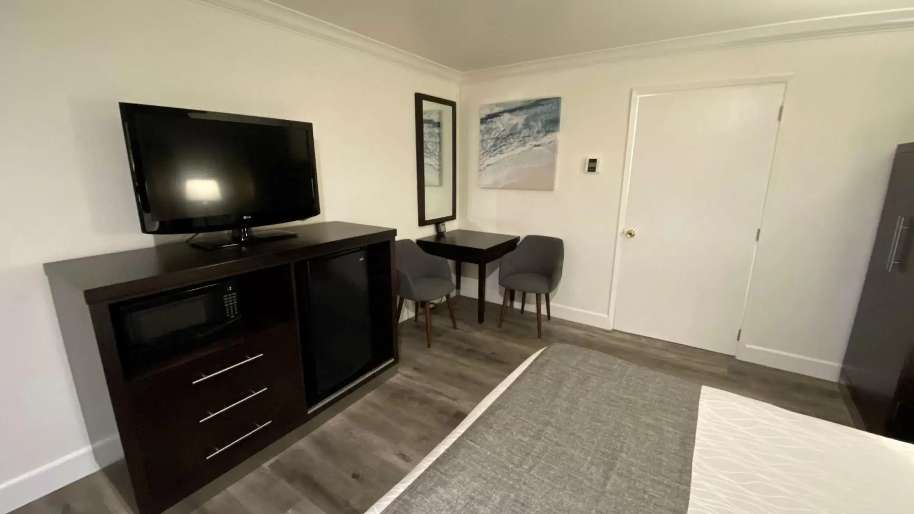 Photo of the whole room, TV/Entertainment Center in Best Western Park Crest Inn