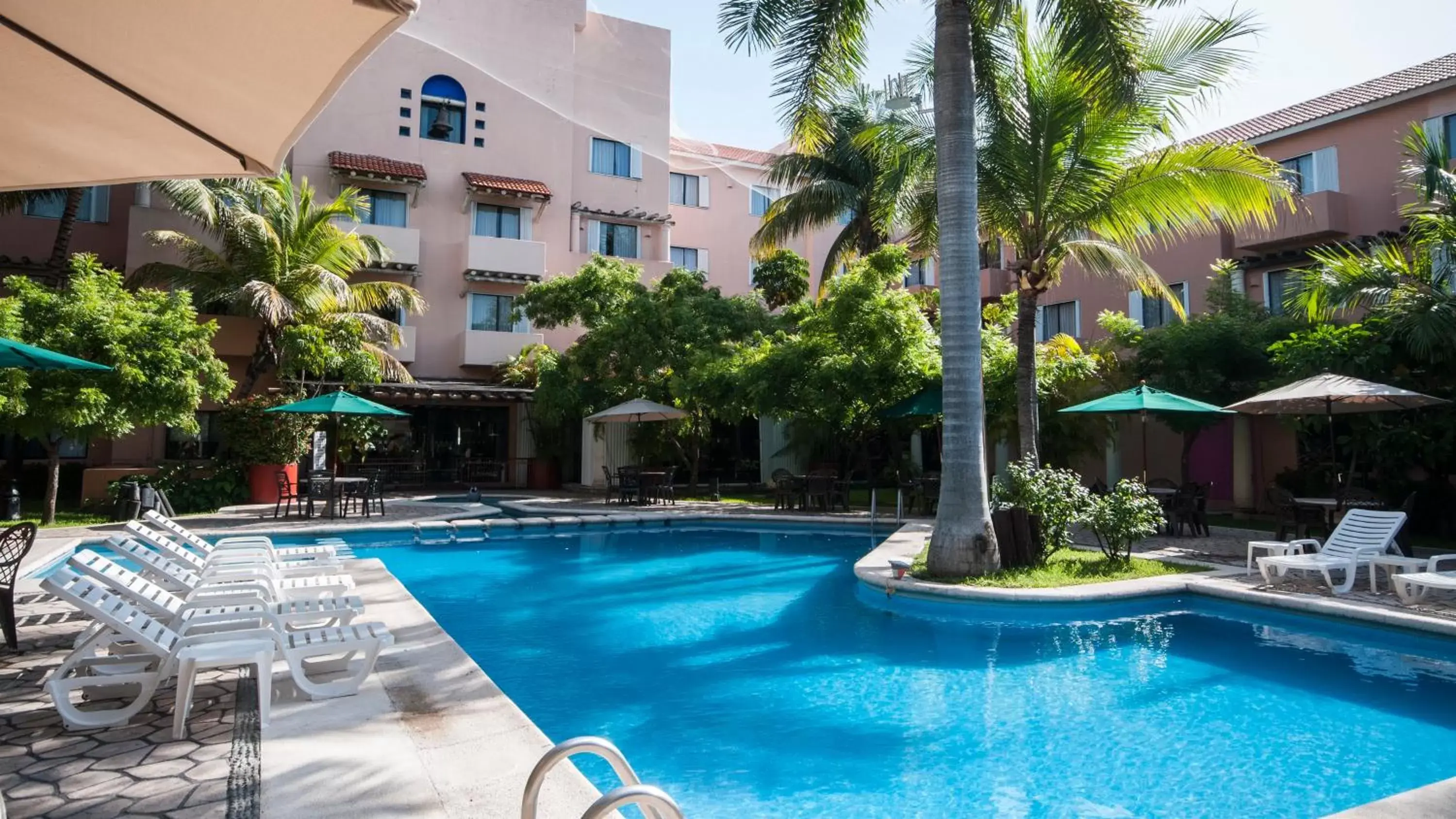 Swimming pool, Property Building in Holiday Inn Ciudad Del Carmen, an IHG Hotel