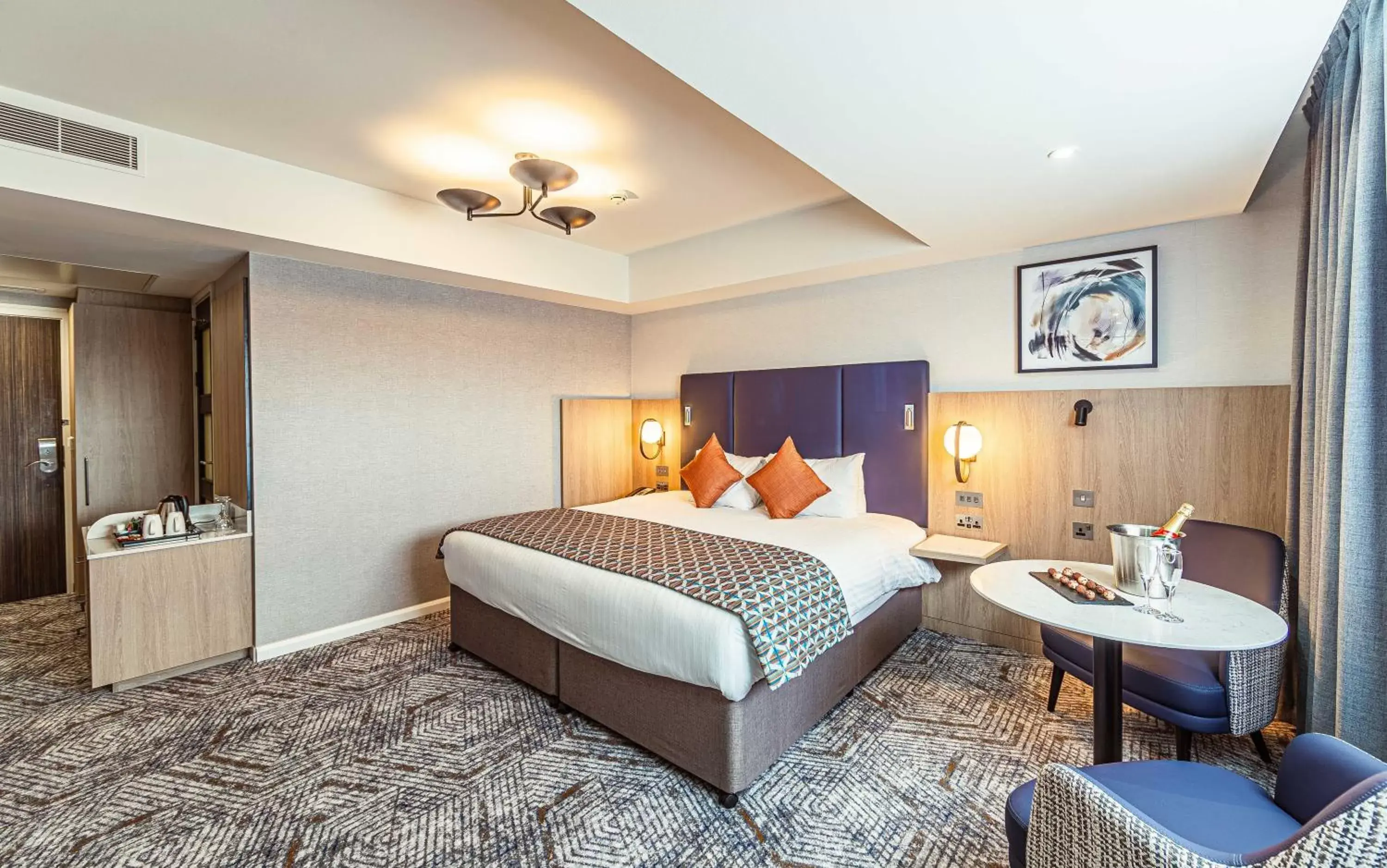 Bedroom, Bed in Crowne Plaza Reading East