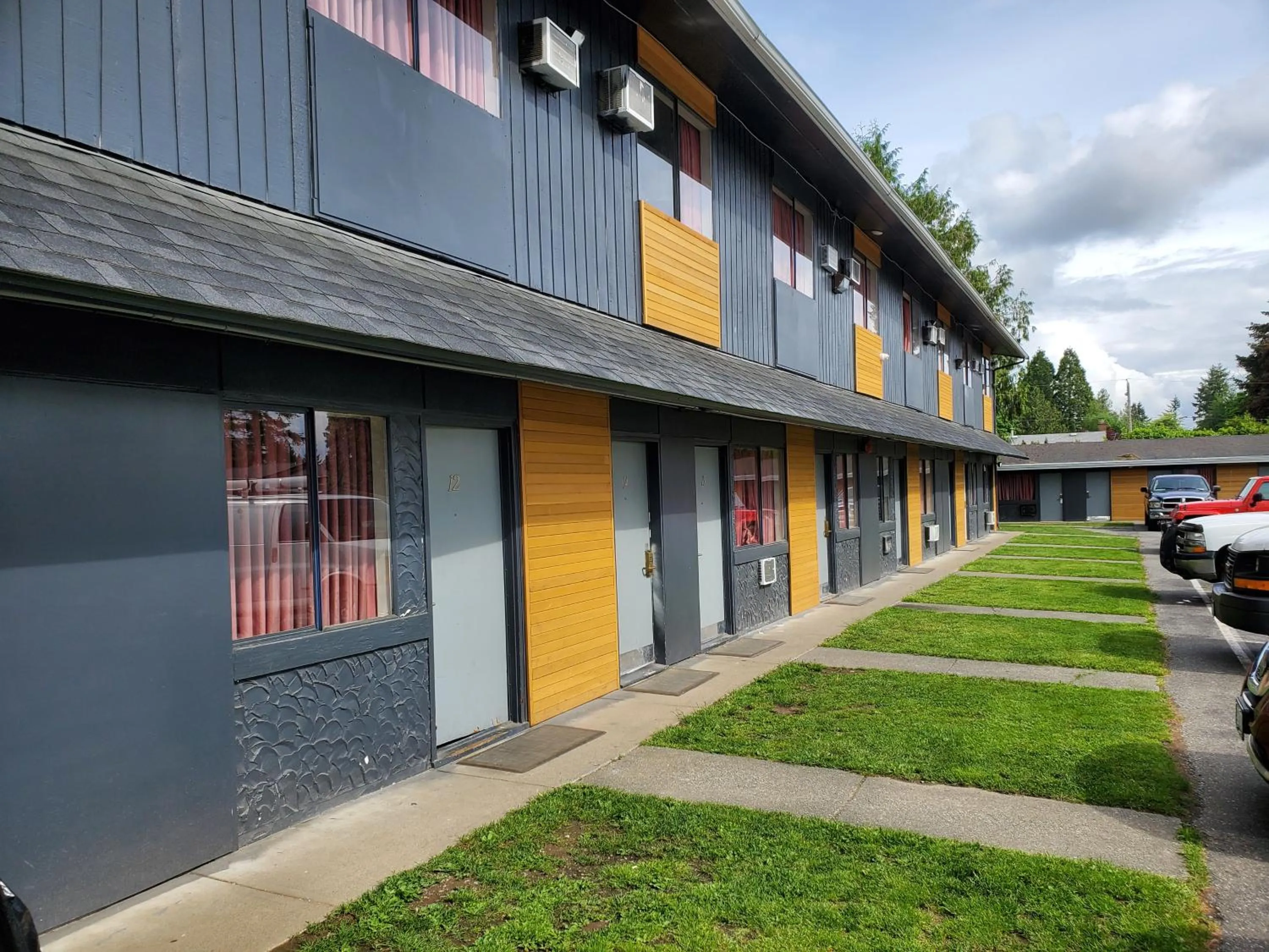 Property building in Alpine Inn Abbotsford