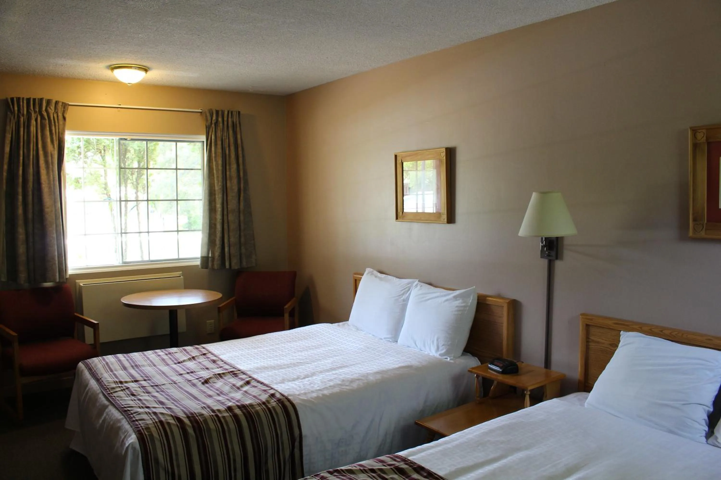 Photo of the whole room in Colonial Resort-1000Islands