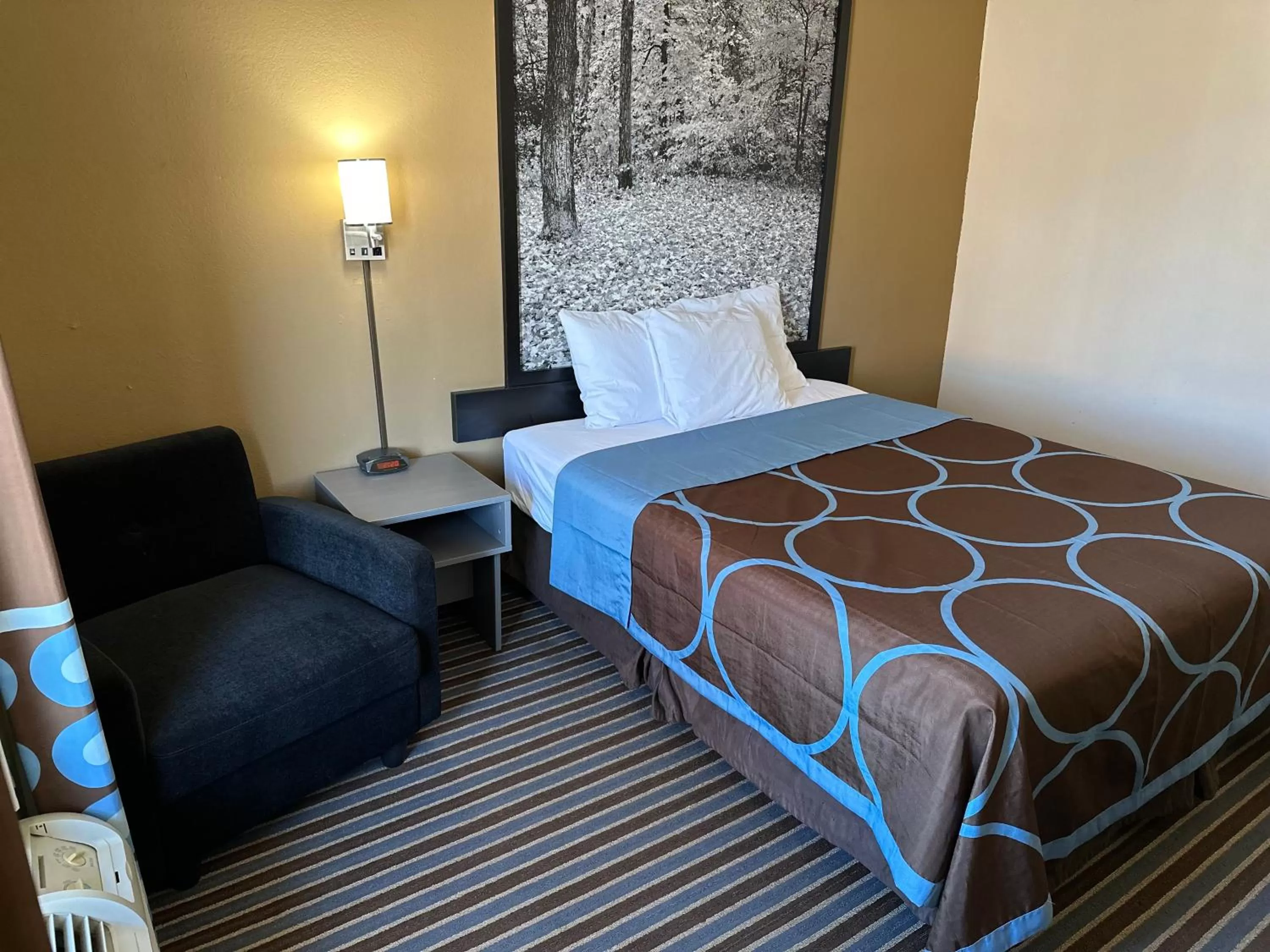 Bedroom, Bed in Super 8 by Wyndham Columbia Clark Lane