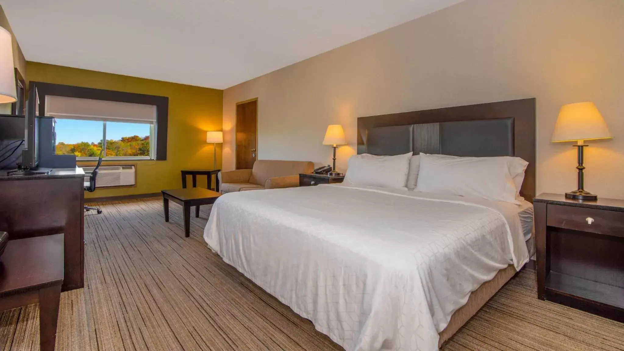 Photo of the whole room, Bed in Holiday Inn Express Stony Brook-Long Island, an IHG Hotel