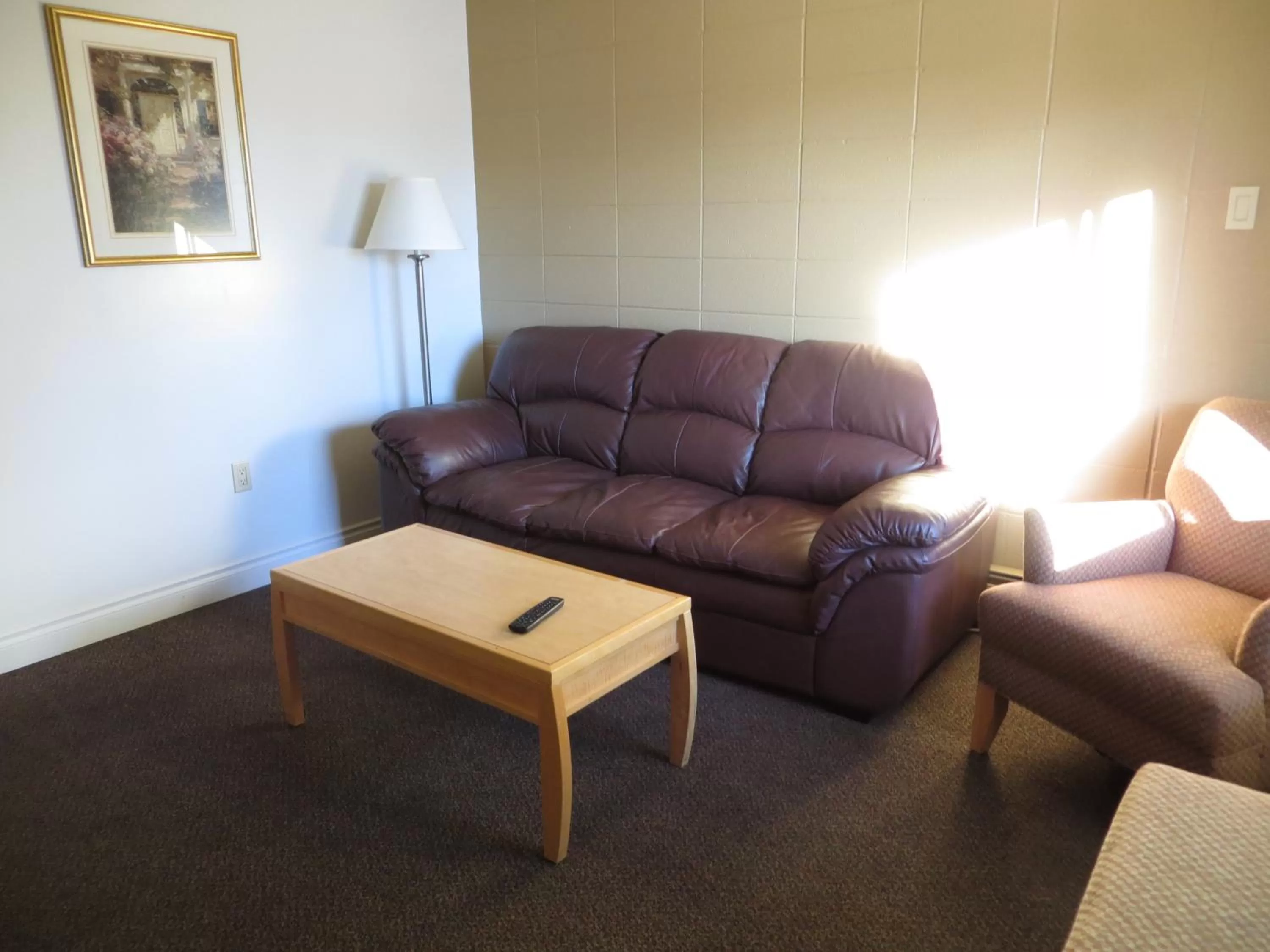 Living room, Seating Area in Eastglen Inn