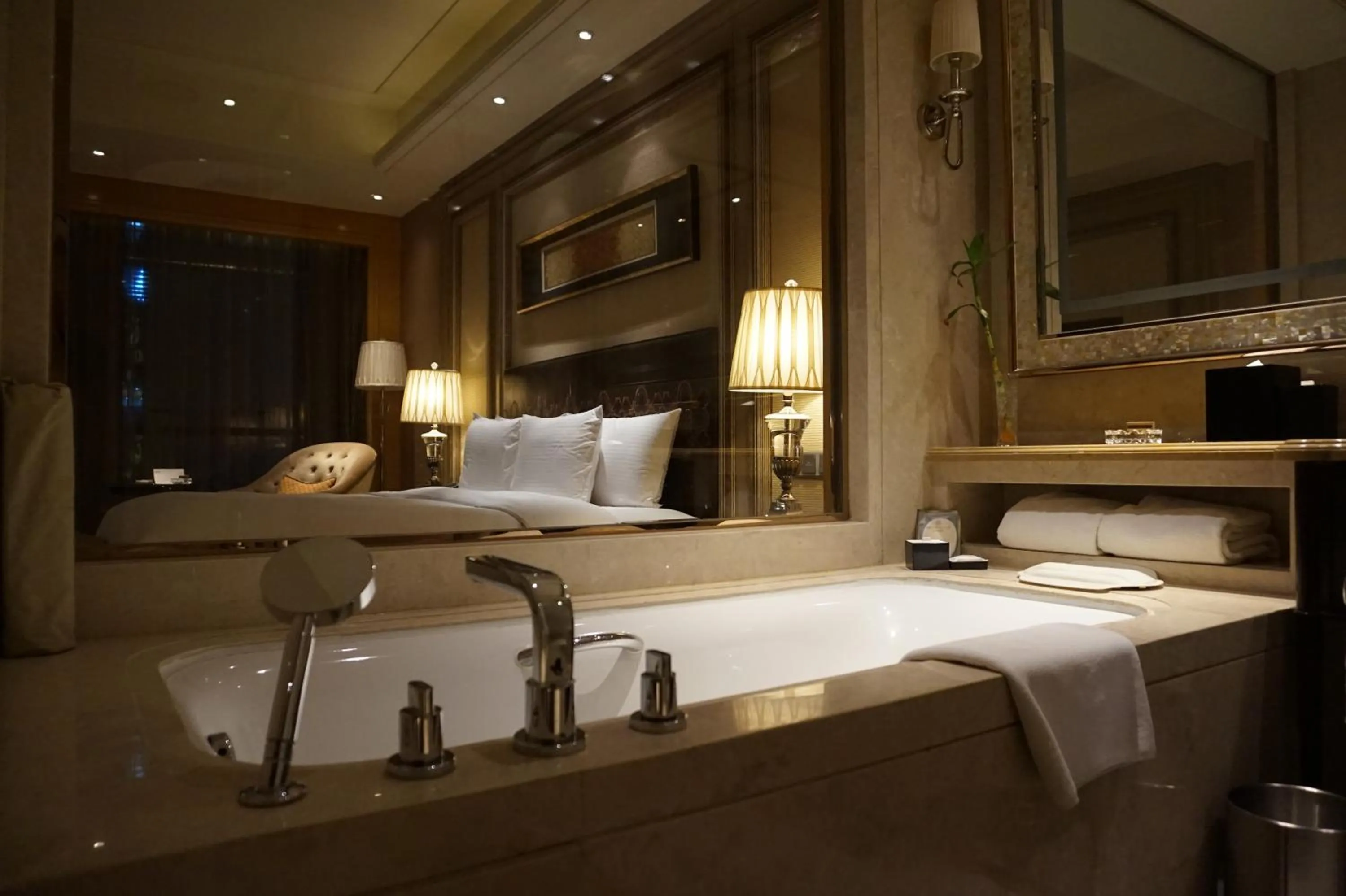 Bathroom, Bed in Wanda Realm Harbin Hotel