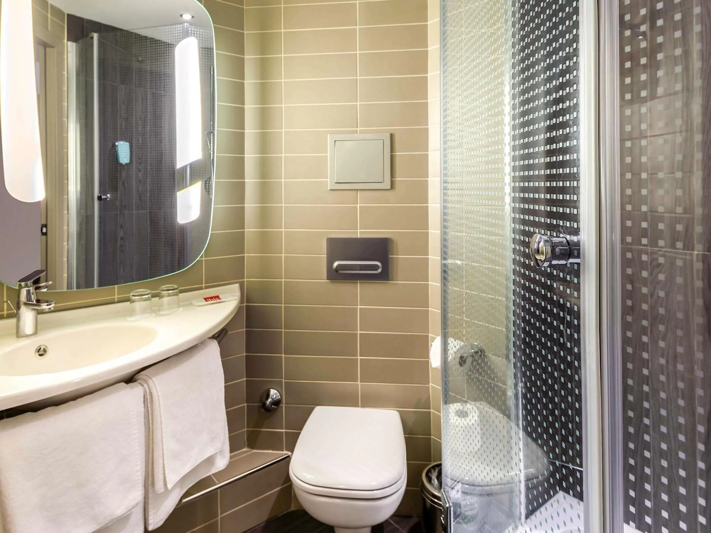 Photo of the whole room in Ibis Istanbul West