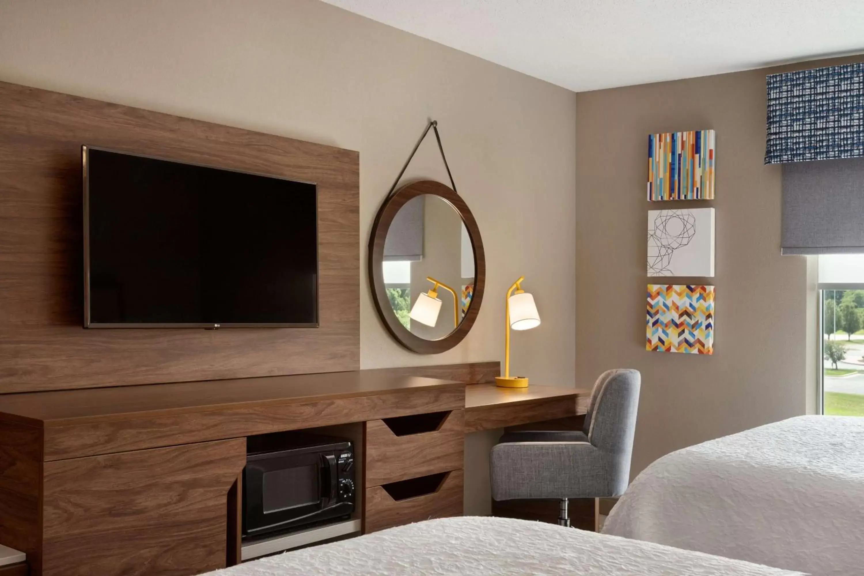 Bedroom, TV/Entertainment Center in Hampton Inn St. Louis-Columbia