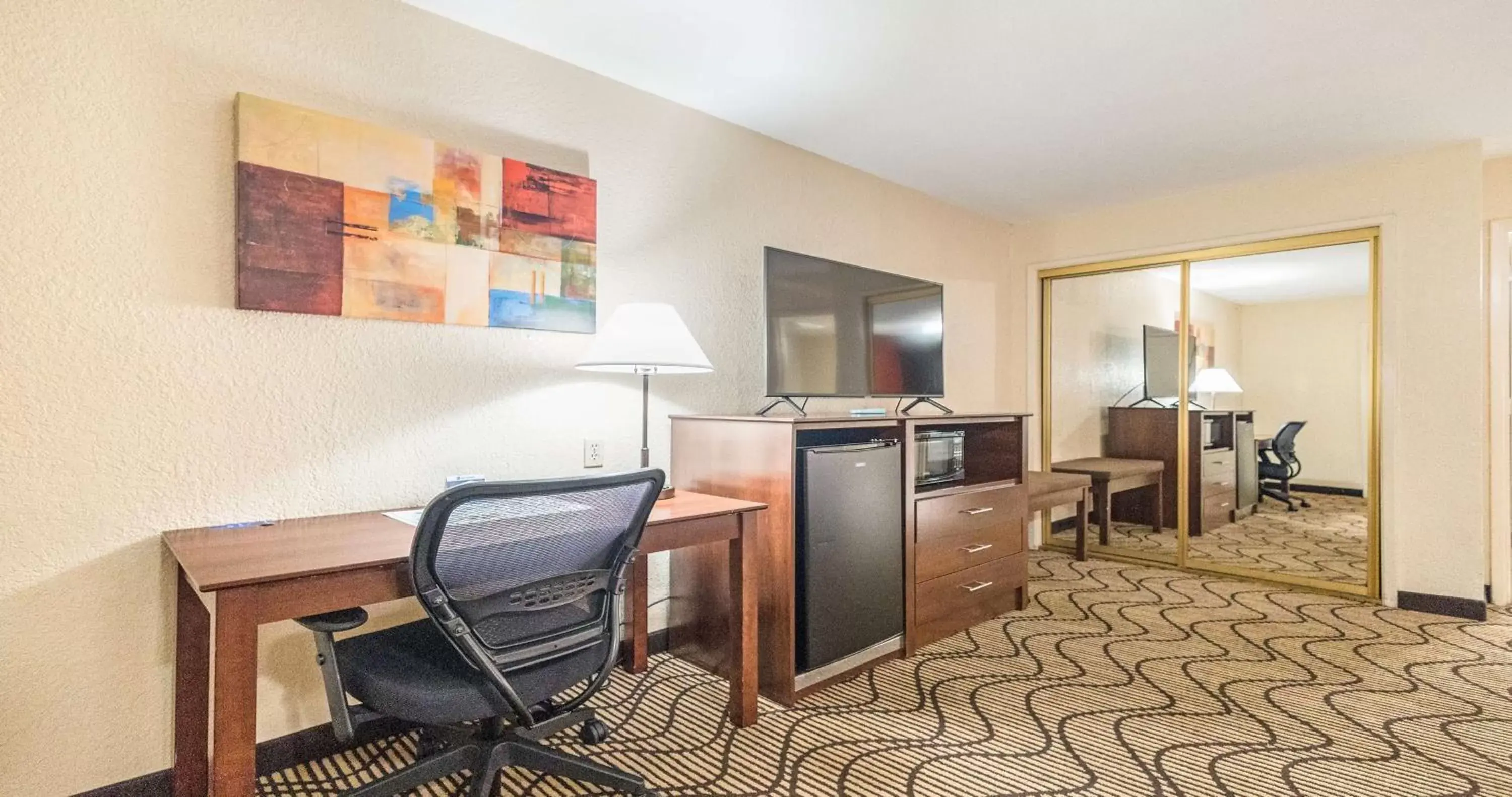 Bedroom, TV/Entertainment Center in Best Western Roseville Inn