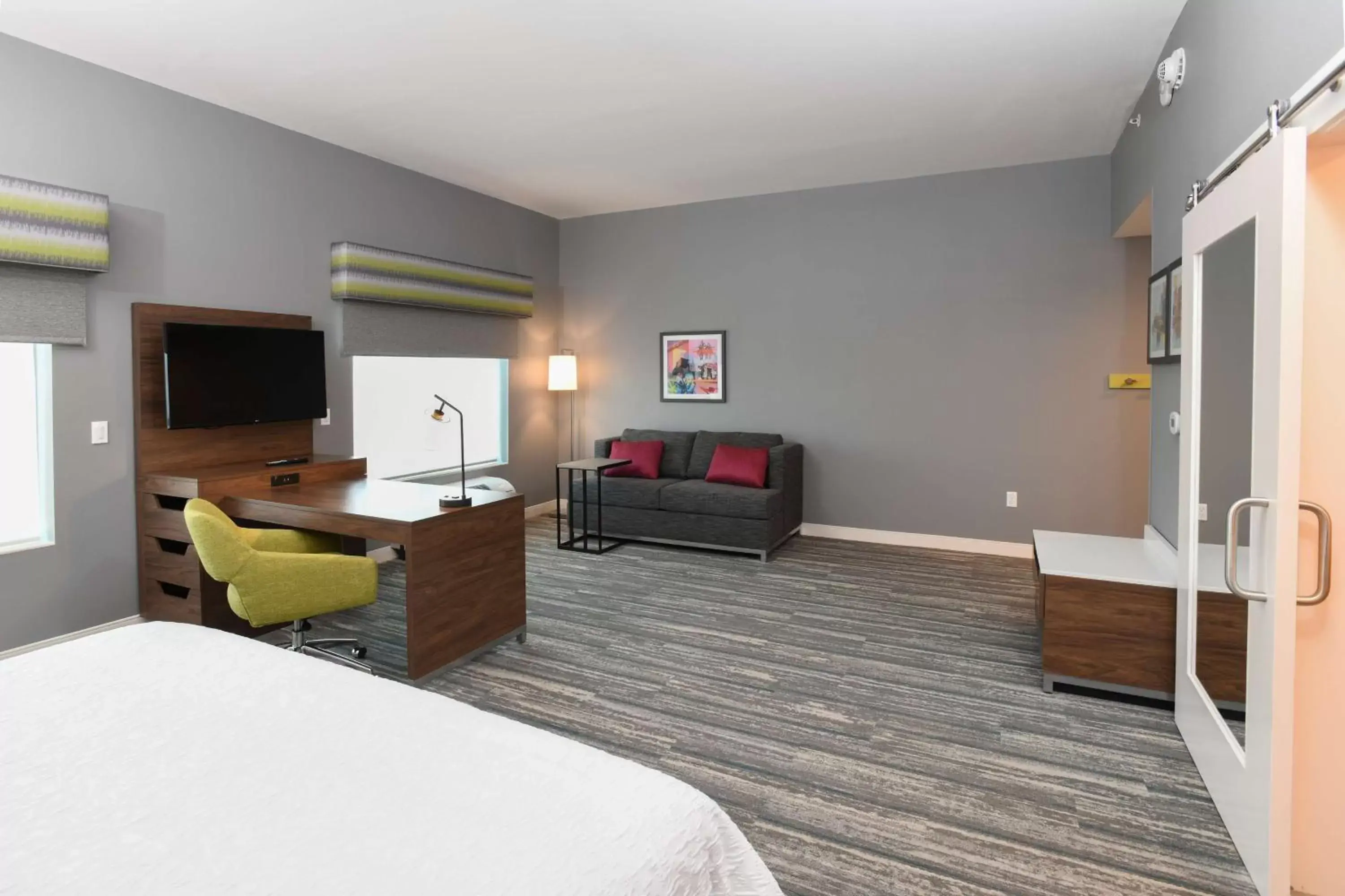 Bedroom, TV/Entertainment Center in Hampton Inn & Suites Cincinnati Liberty Township