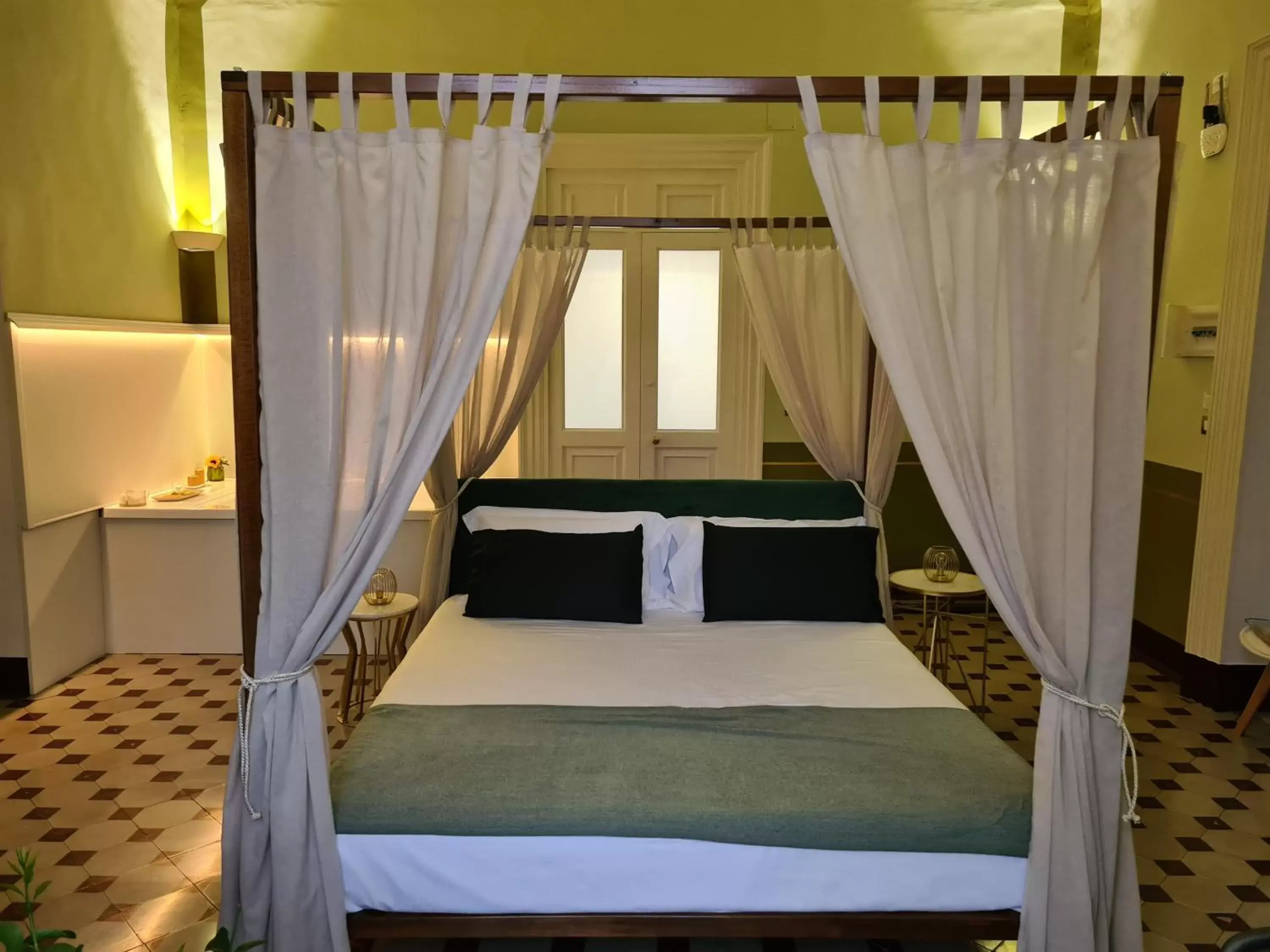 Bed in Toscano Palace Luxury Rooms Catania