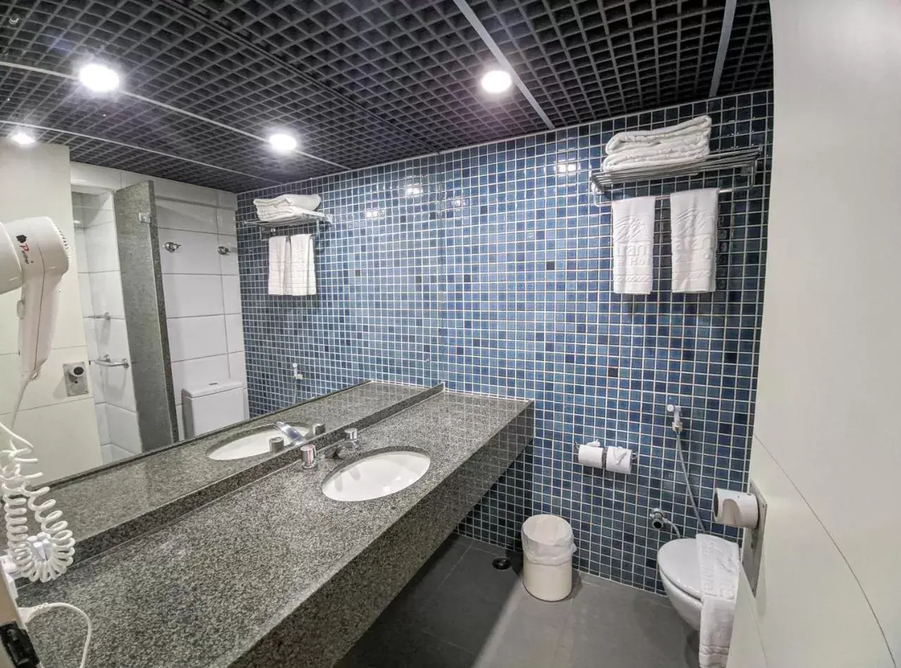 Bathroom in Marante Plaza Hotel