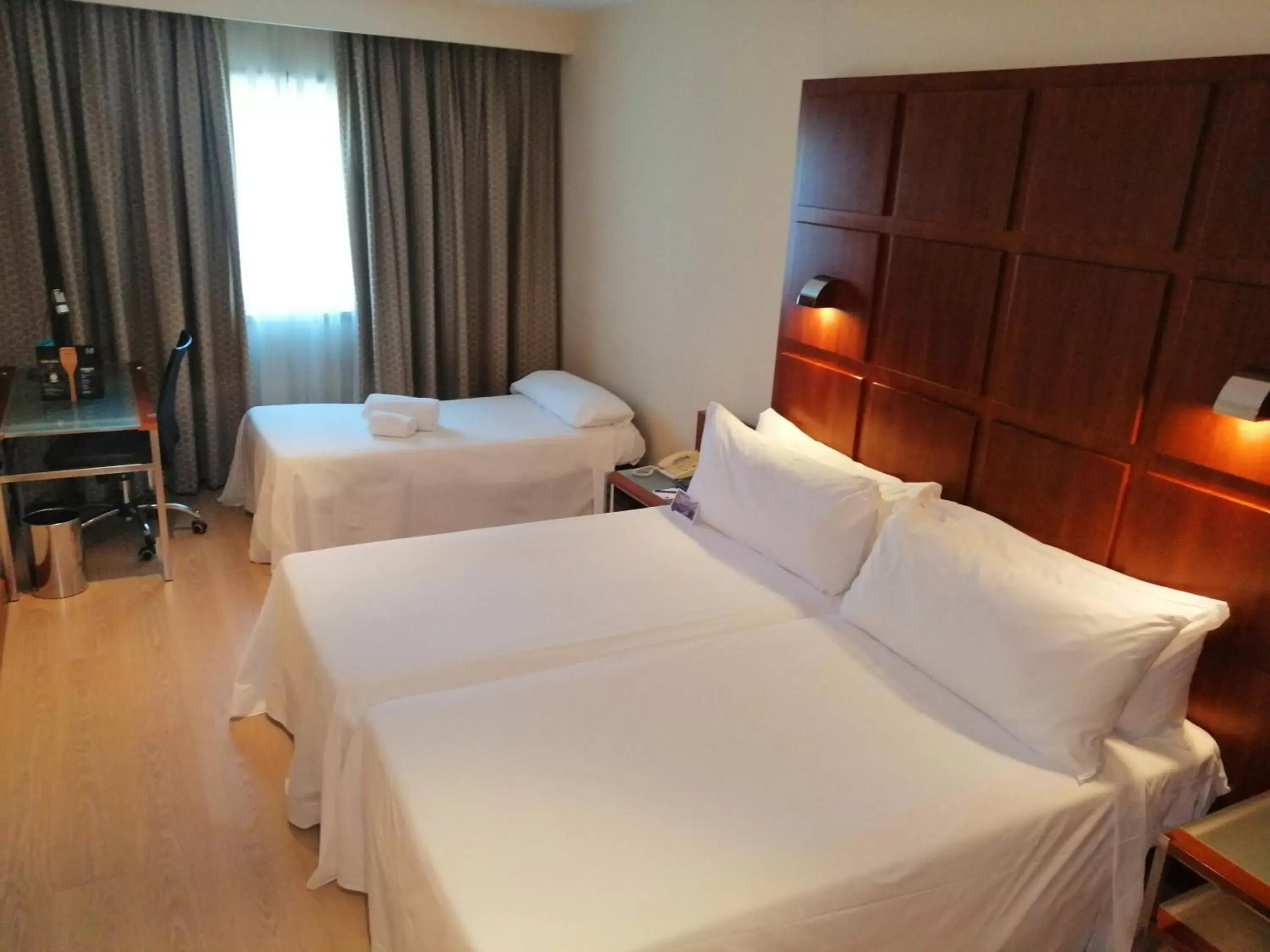 Photo of the whole room, Bed in Port Azafata Valencia