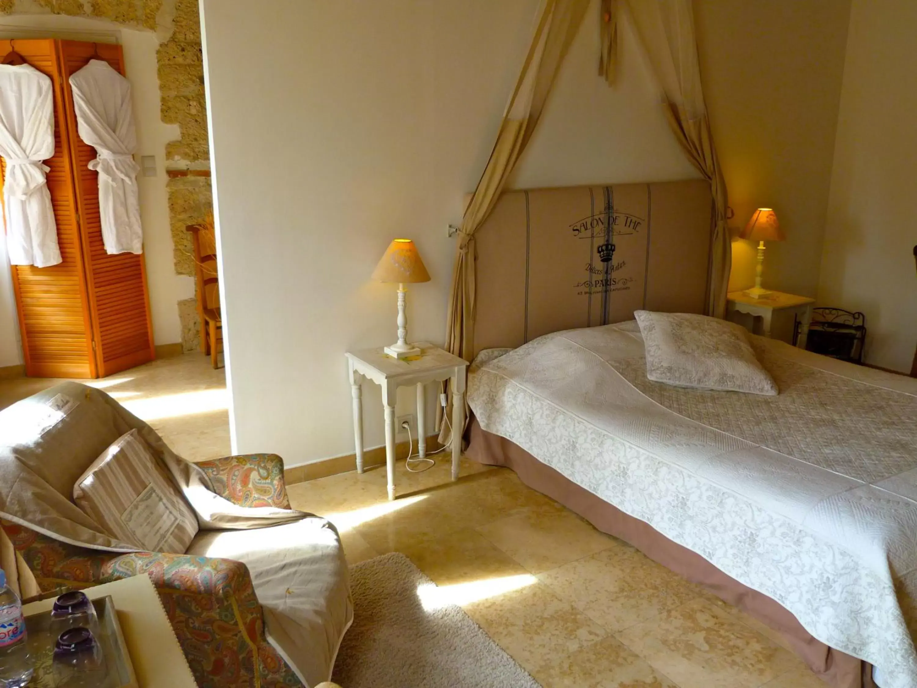 Photo of the whole room, Bed in Domaine du Manoir