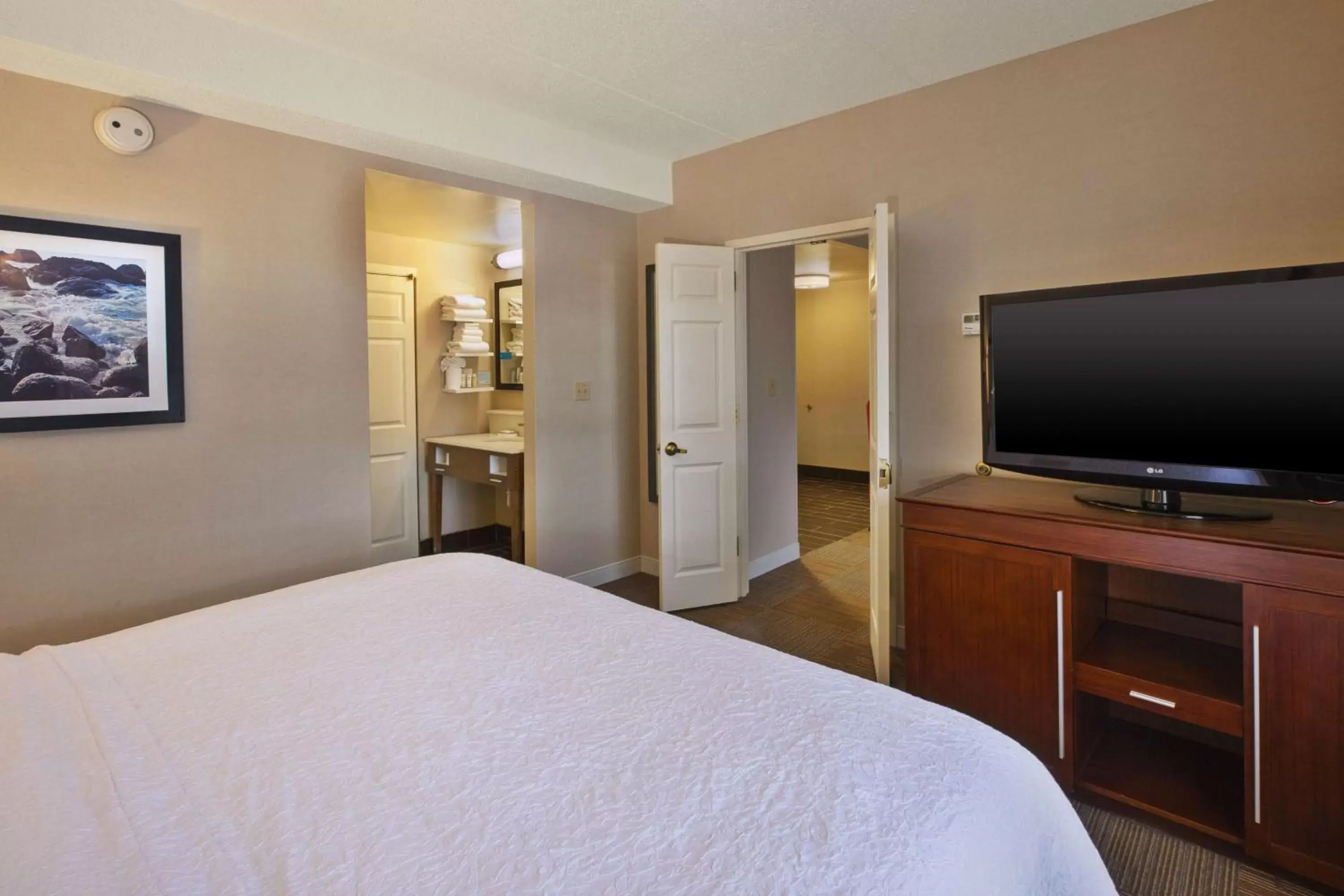 Bed, TV/Entertainment Center in Hampton Inn & Suites Providence-Warwick Airport