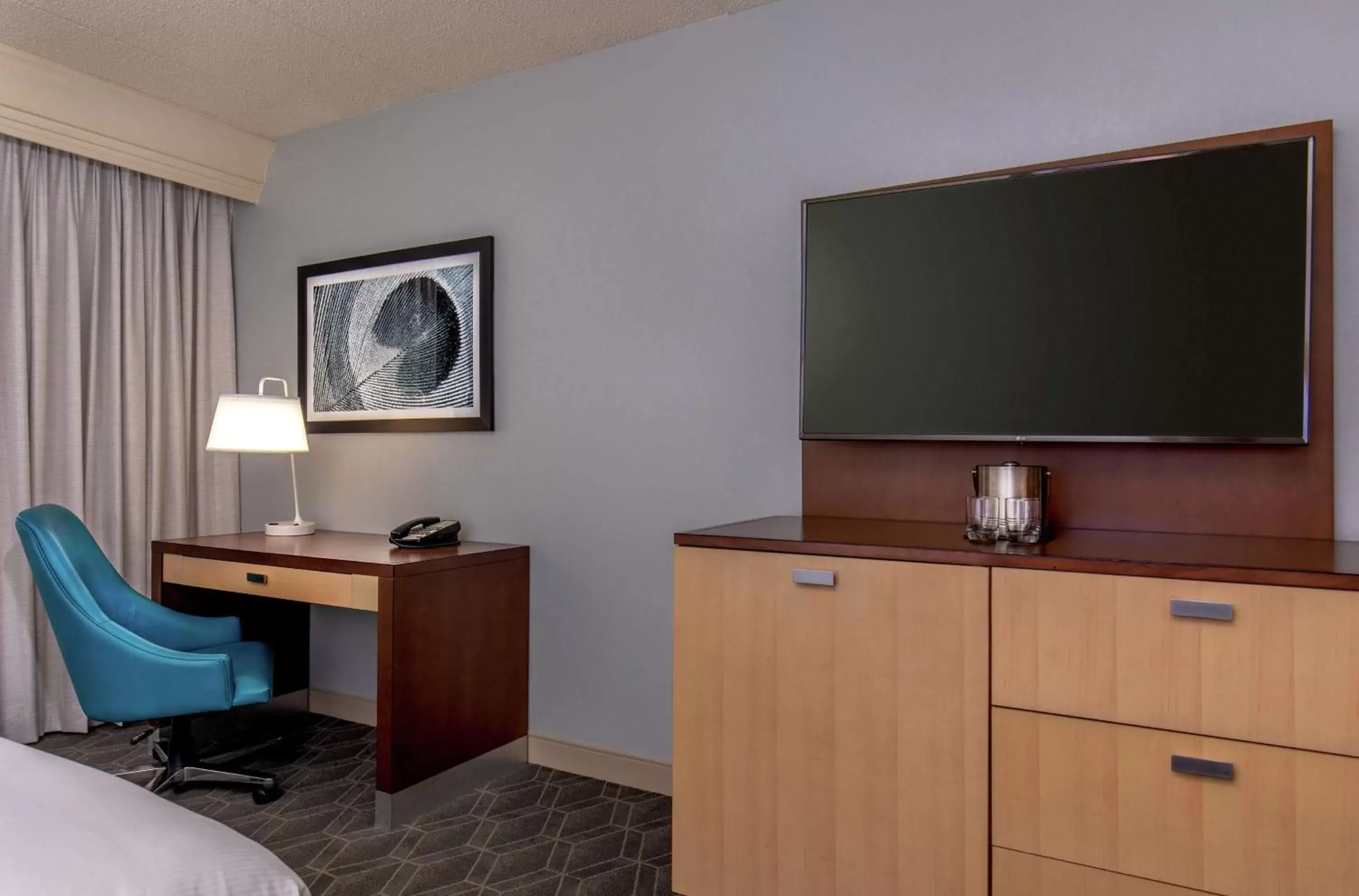 Bedroom, TV/Entertainment Center in DoubleTree by Hilton Columbia