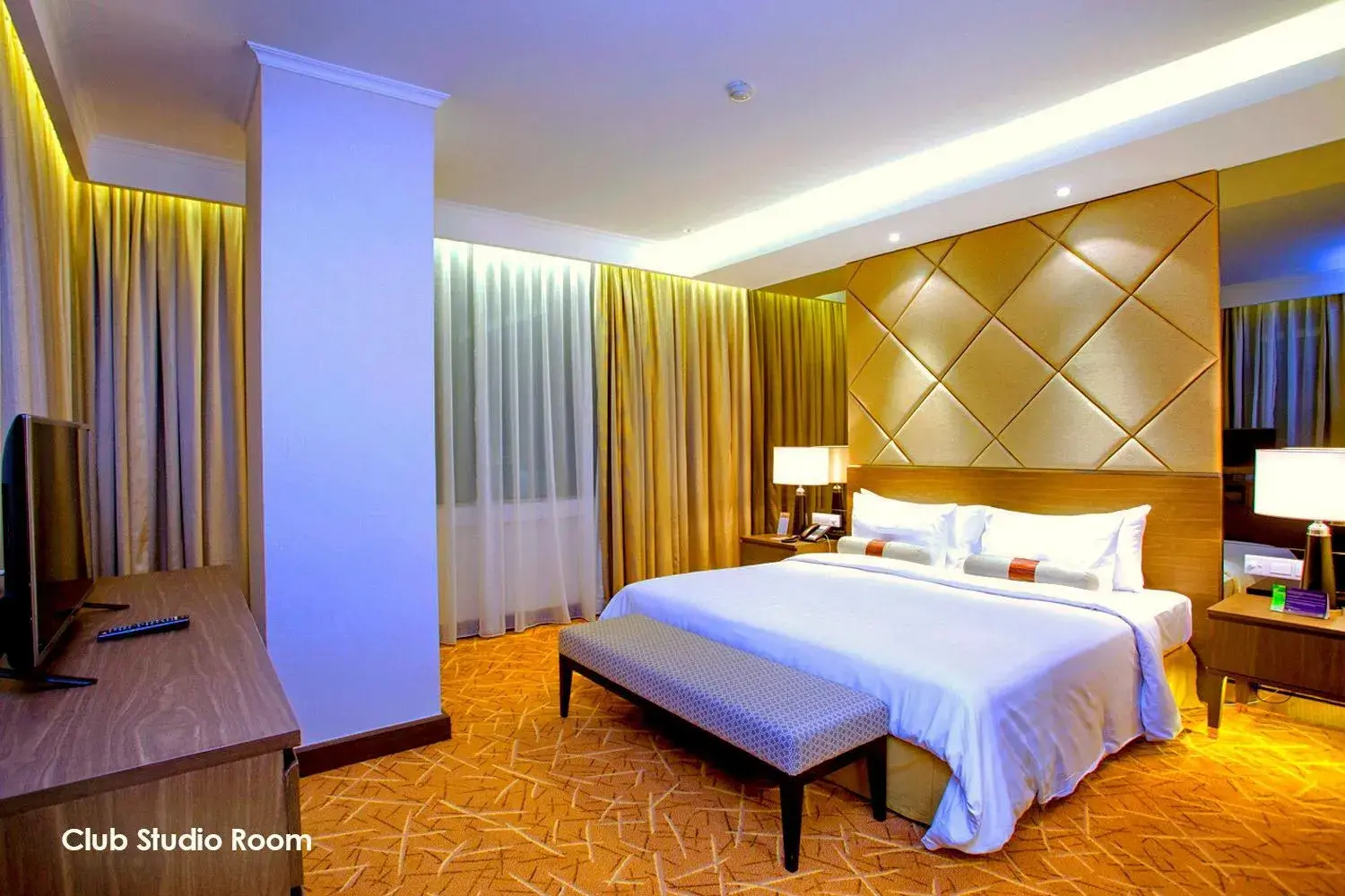 Bedroom, Bed in Menara Peninsula Hotel