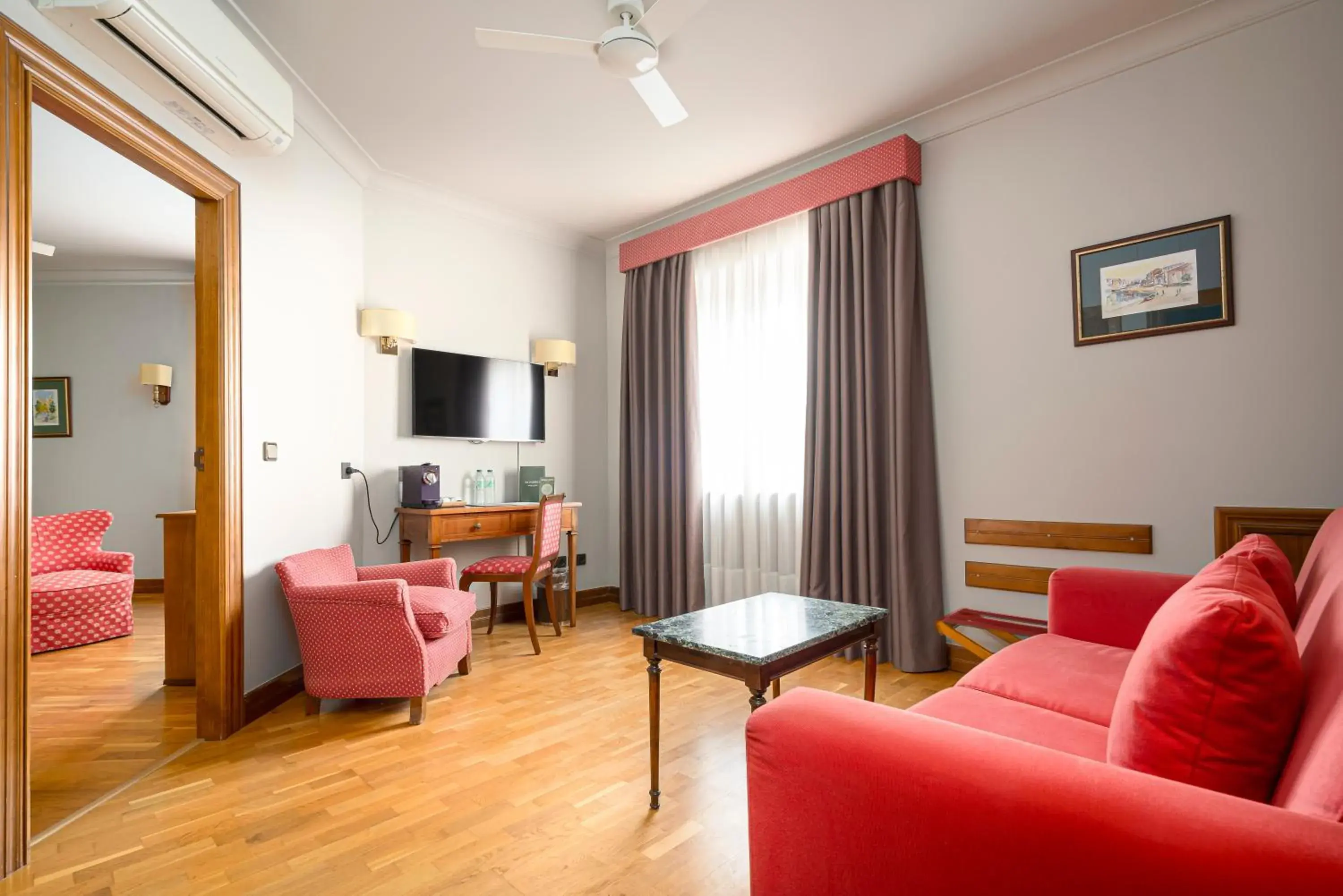 Photo of the whole room, Seating Area in Hotel Hernán Cortés