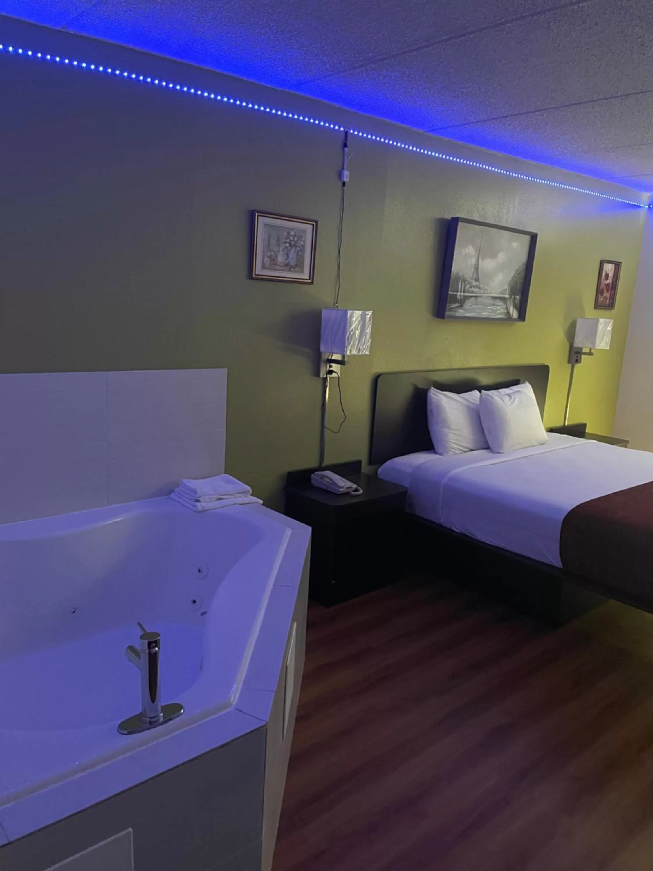 Bedroom, Bed in Willow Lodge Willoughby Cleveland