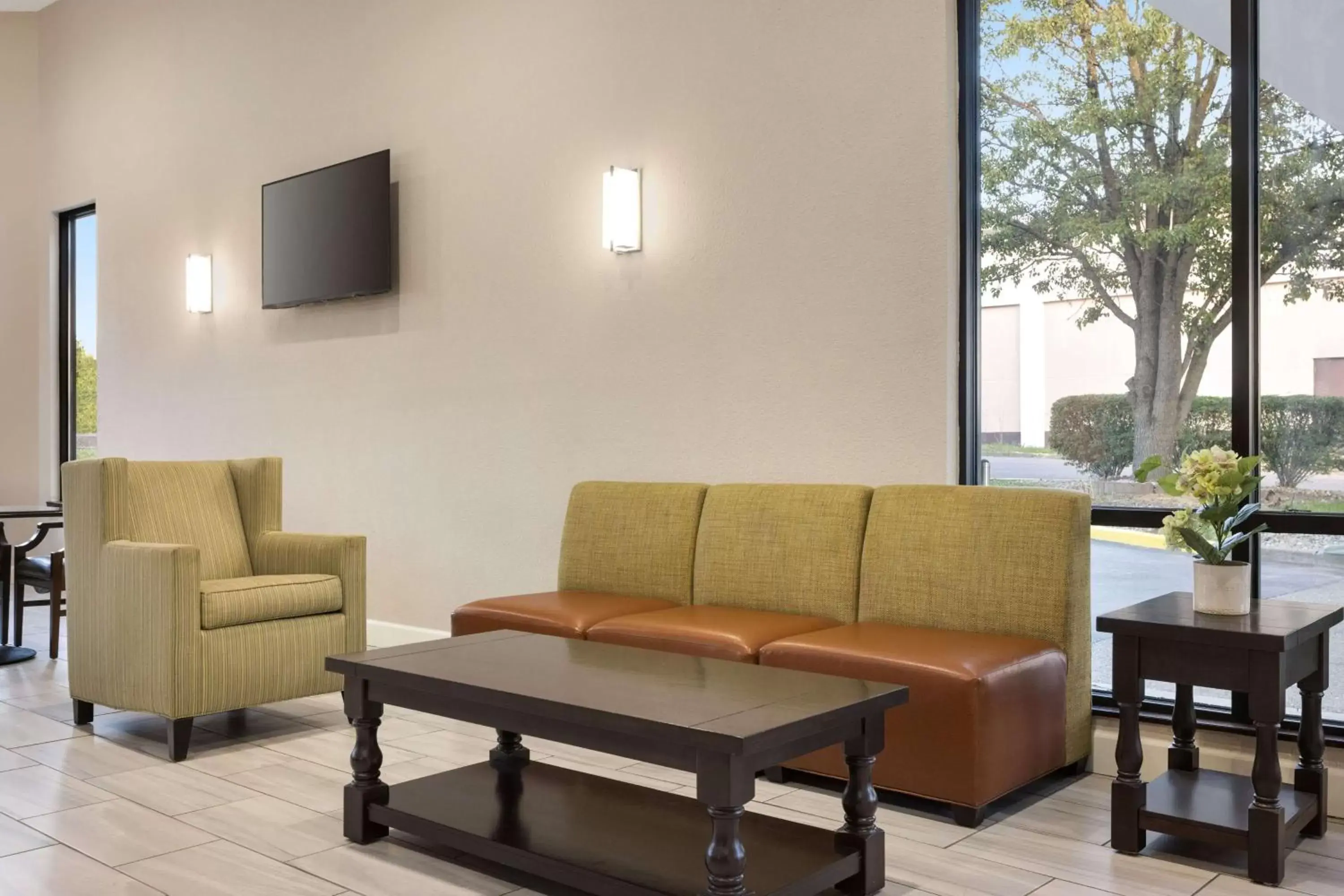Lobby or reception, Seating Area in Baymont by Wyndham Winchester