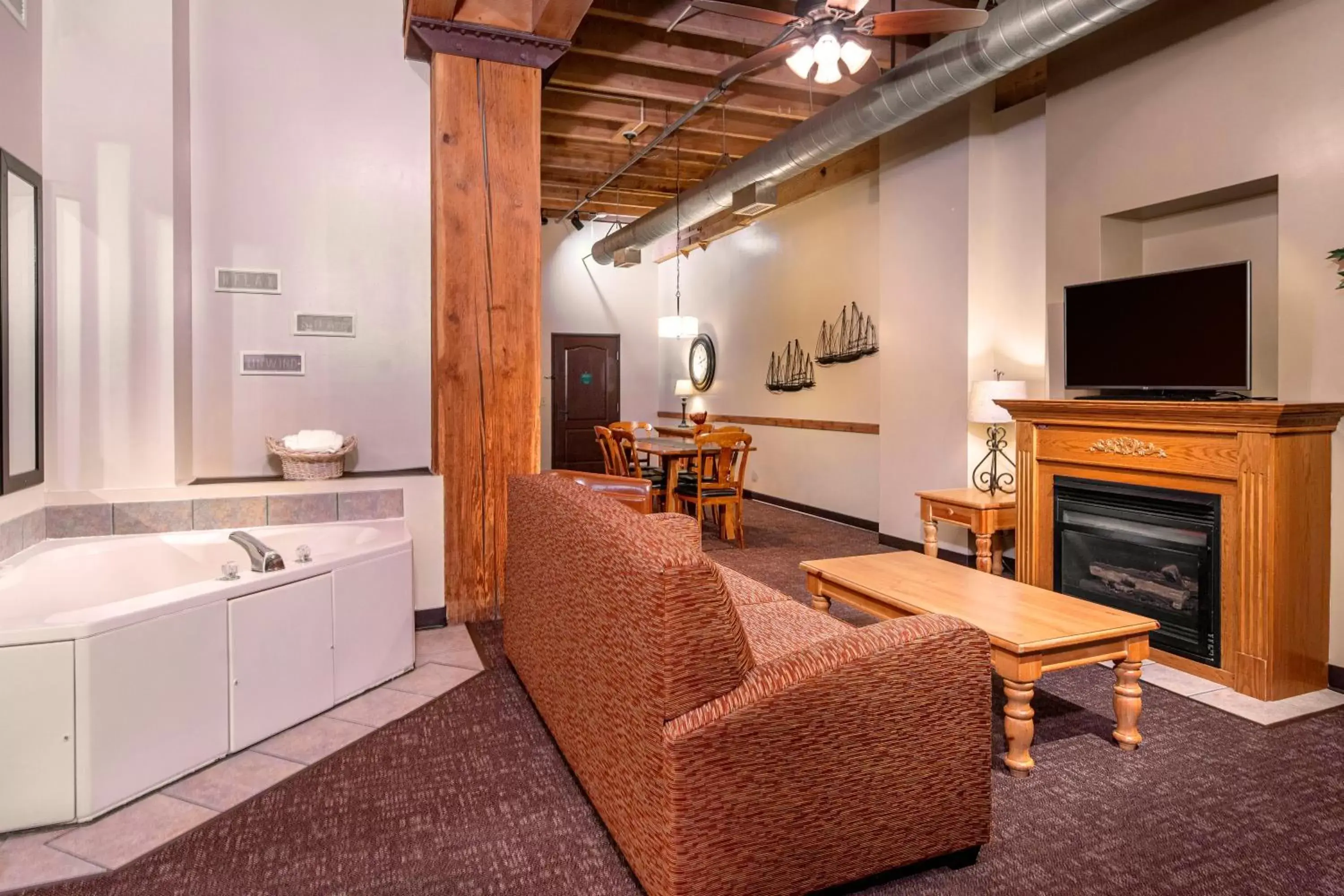 Living room, Seating Area in The Suites Hotel at Waterfront Plaza