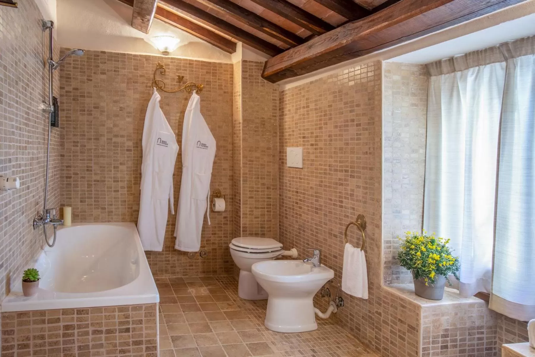 Toilet in Borgo Petroro