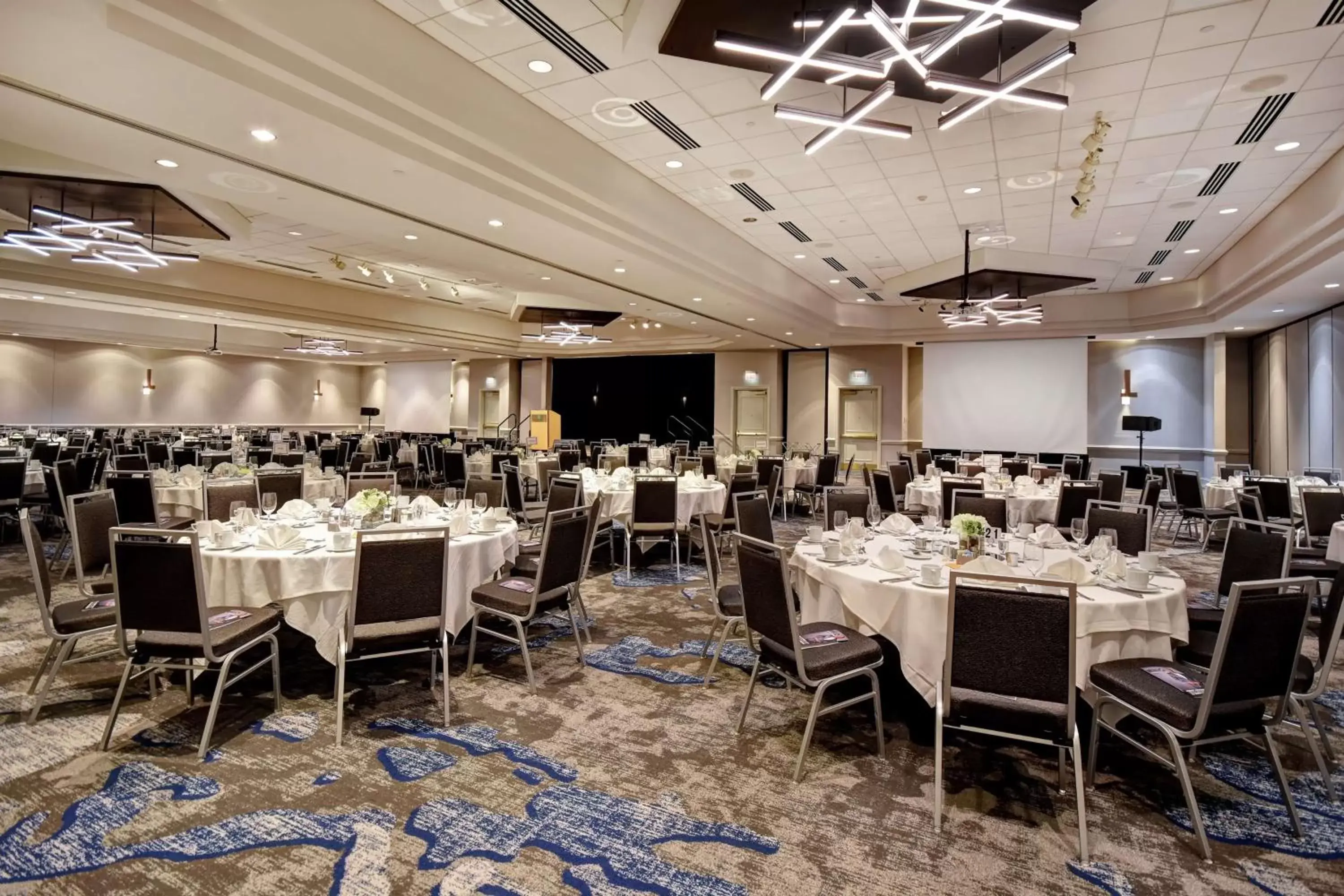 Meeting/conference room, Restaurant/Places to Eat in Embassy Suites Charleston