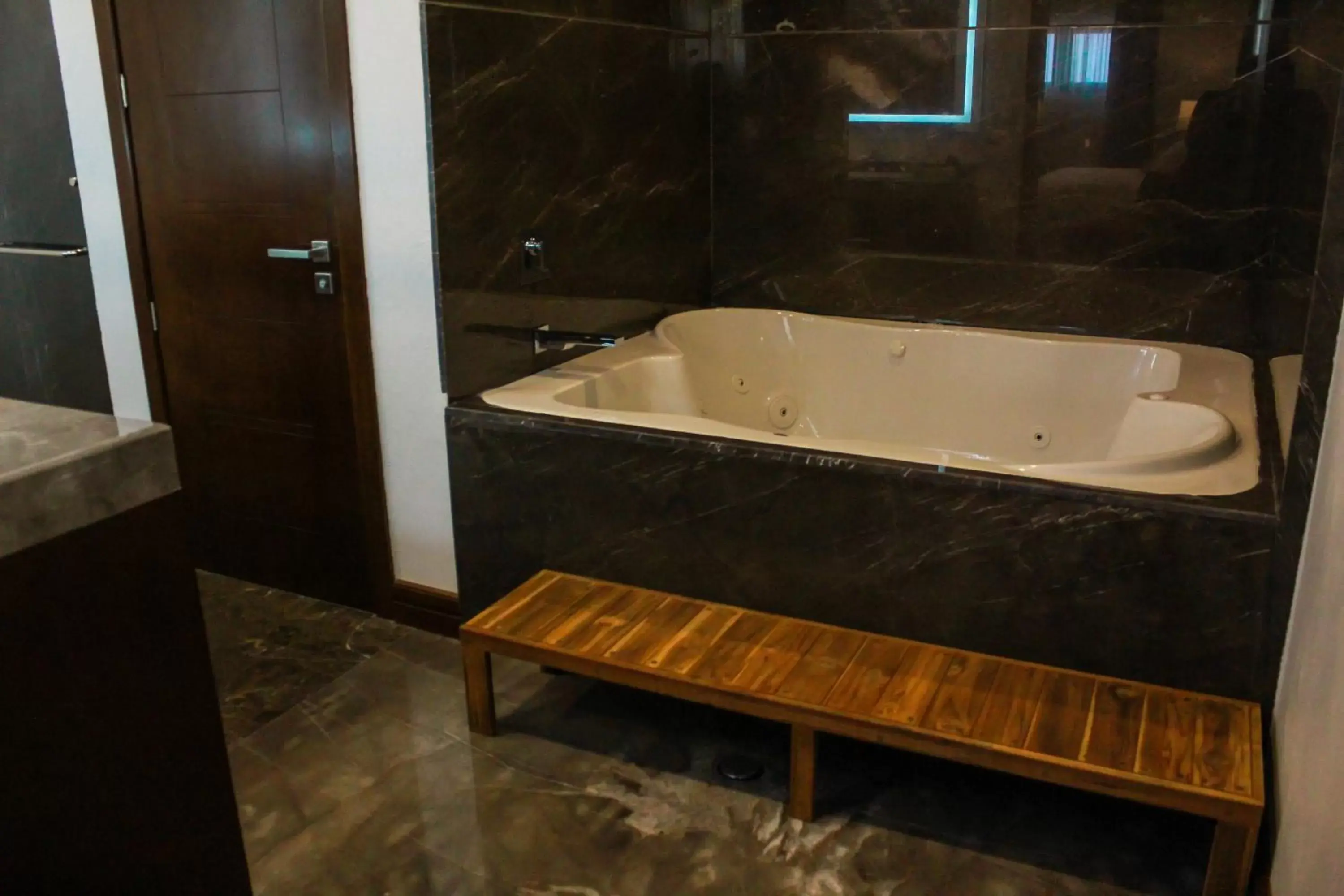 Hot Tub, Bathroom in Casa San Miguel Hotel Boutique y Spa