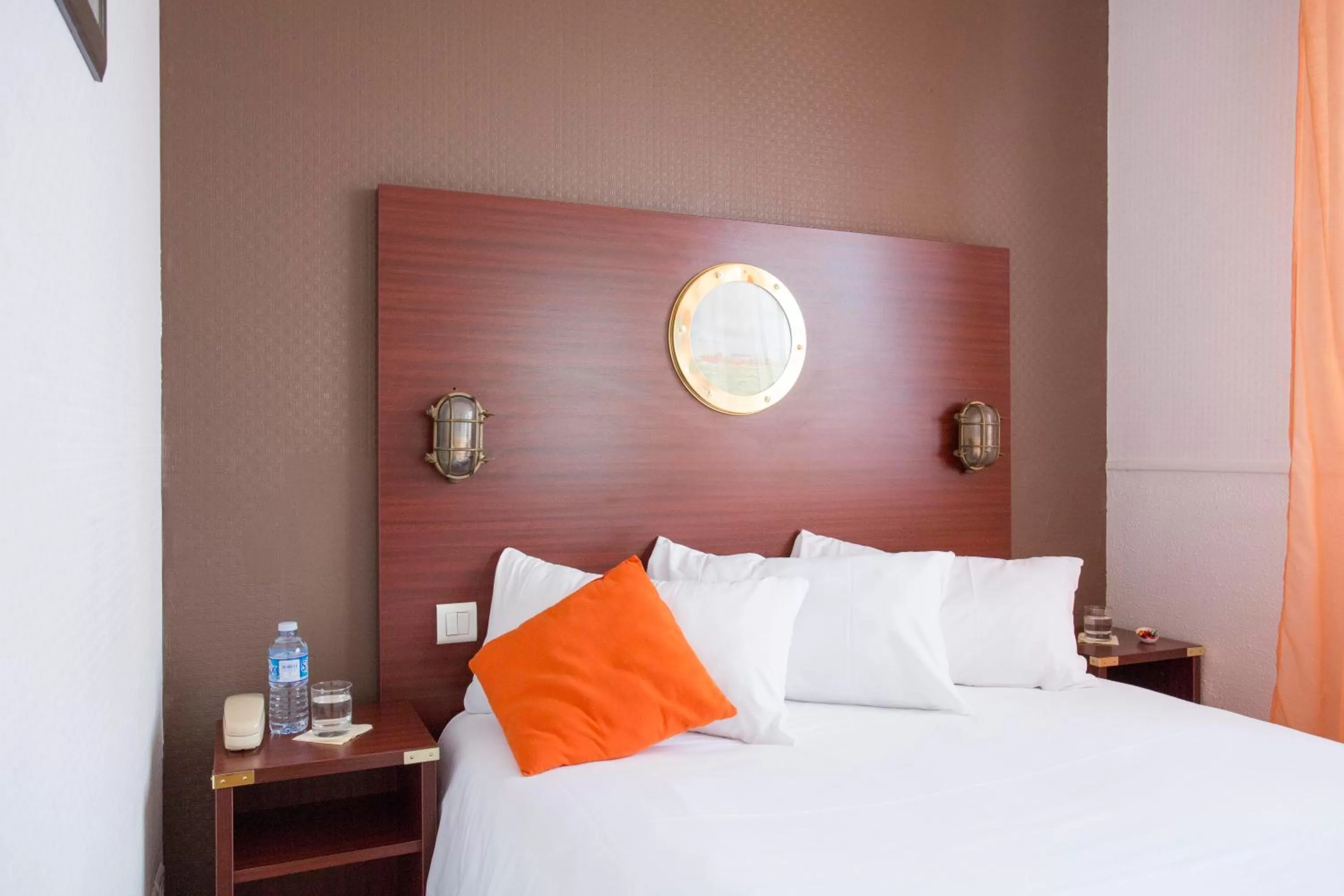 Bedroom in Hôtel Les Gens De Mer Lorient by Popinns