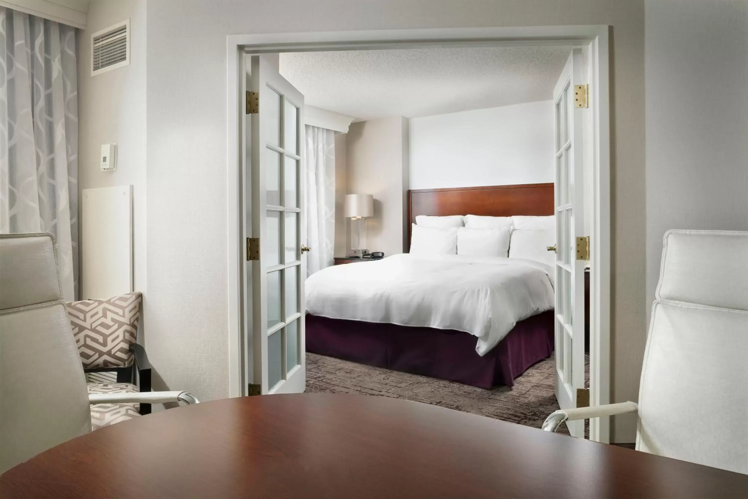 Living room, Bed in Chicago Marriott Suites Deerfield