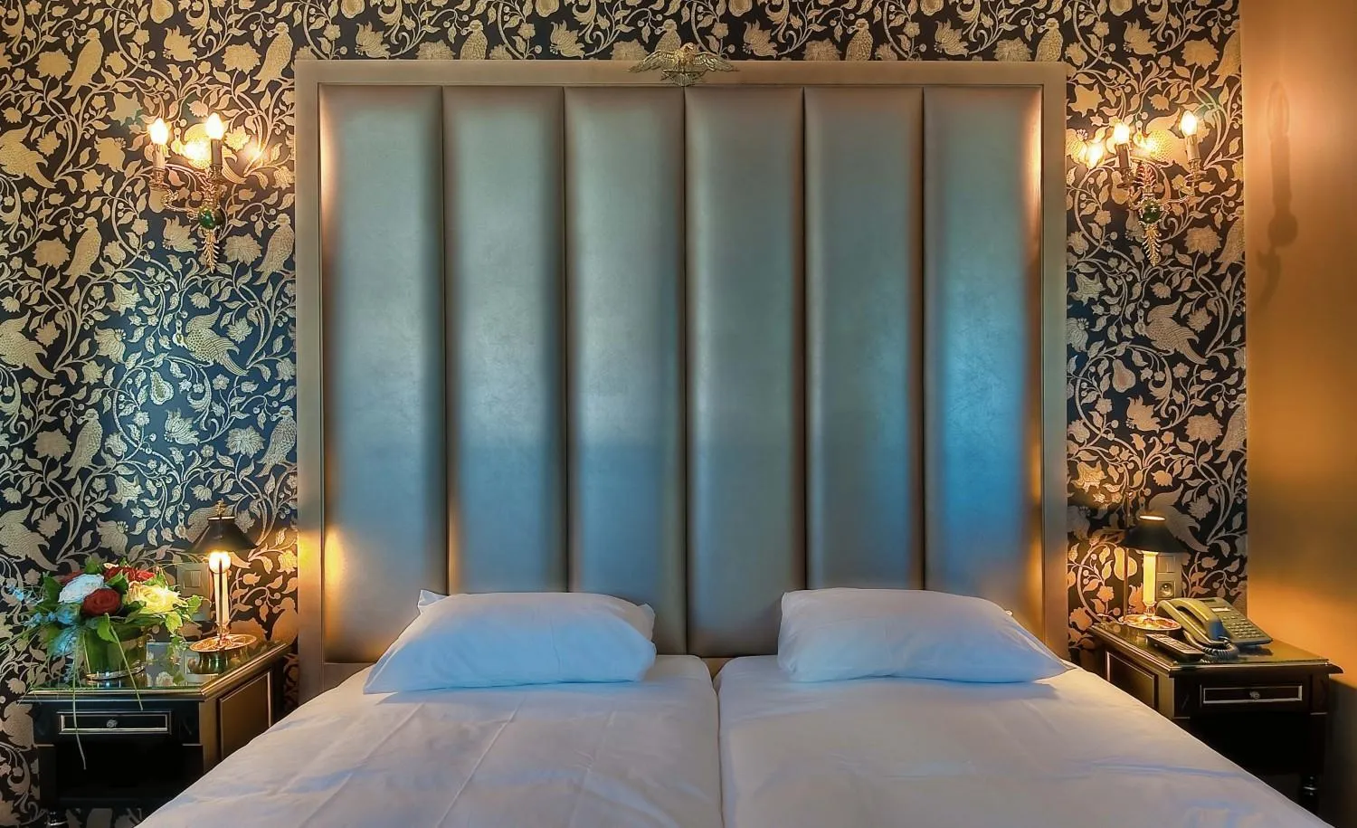 Photo of the whole room, Bed in Hotel de L'Empereur by Malone