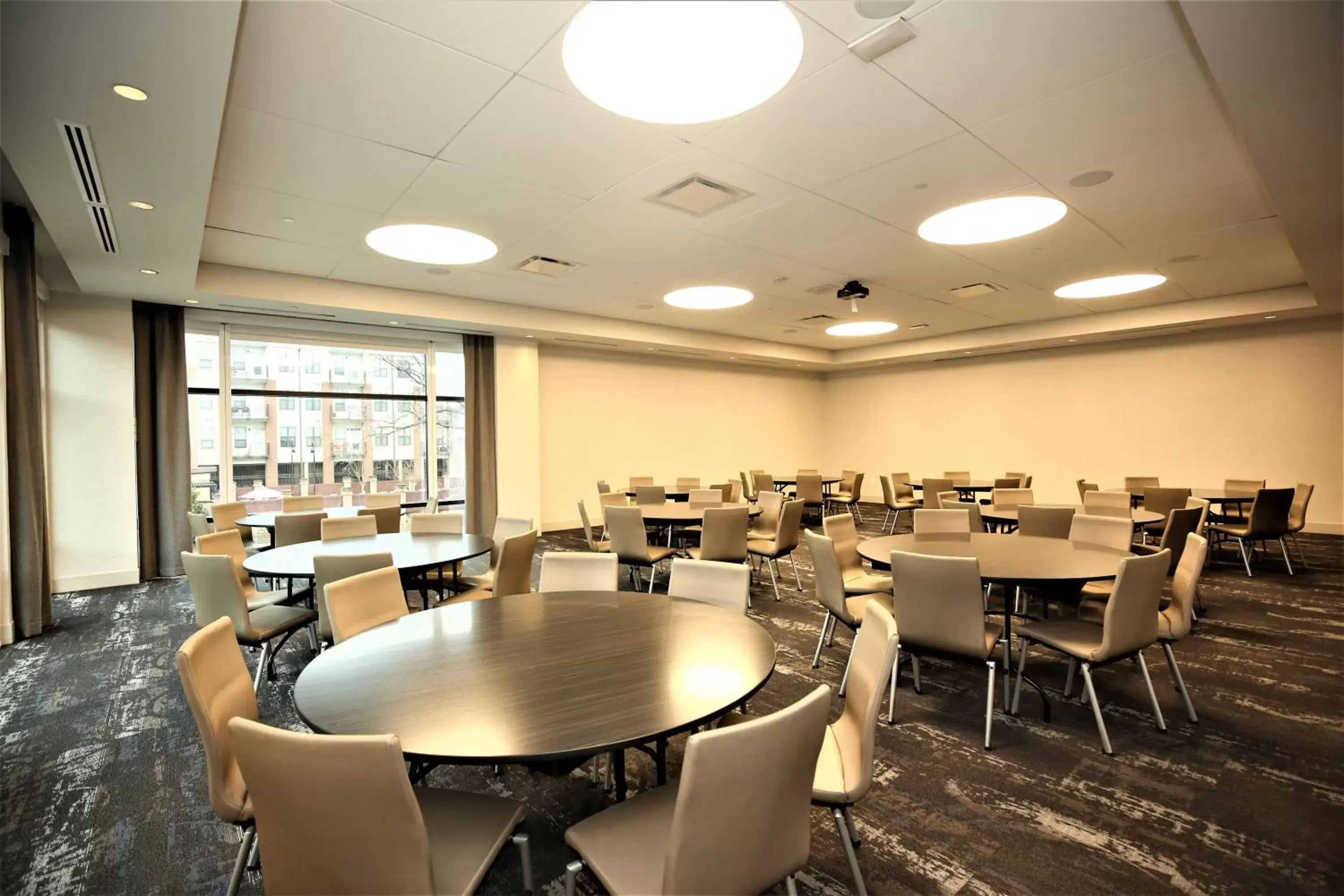 Meeting/conference room, Restaurant/Places to Eat in Holiday Inn Express & Suites - Charlotte - South End, an IHG Hotel