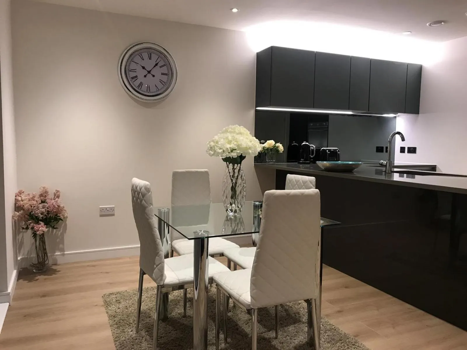 Dining area in Kew Bridge Apartments