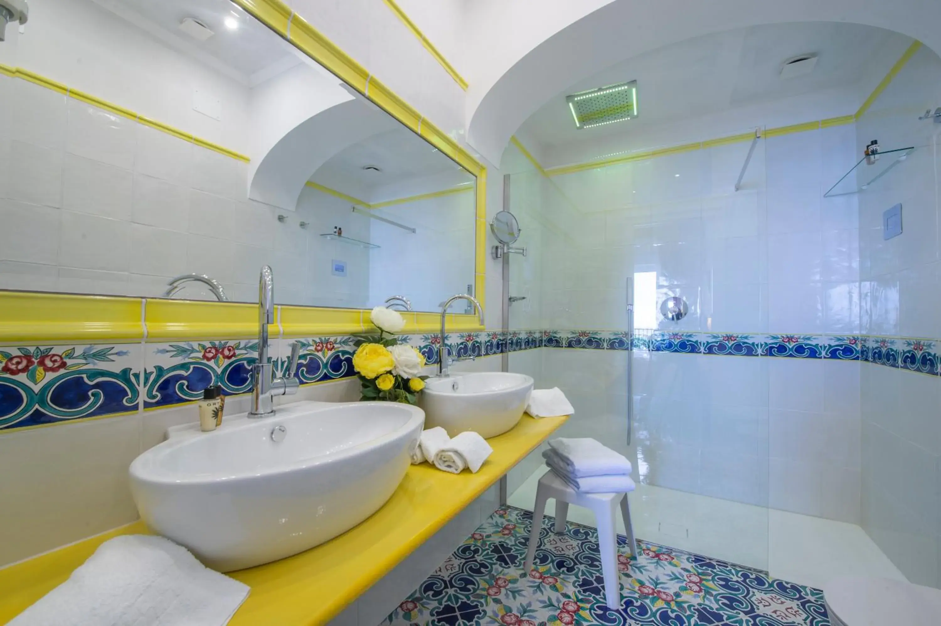 Shower, Bathroom in Hotel Pellegrino