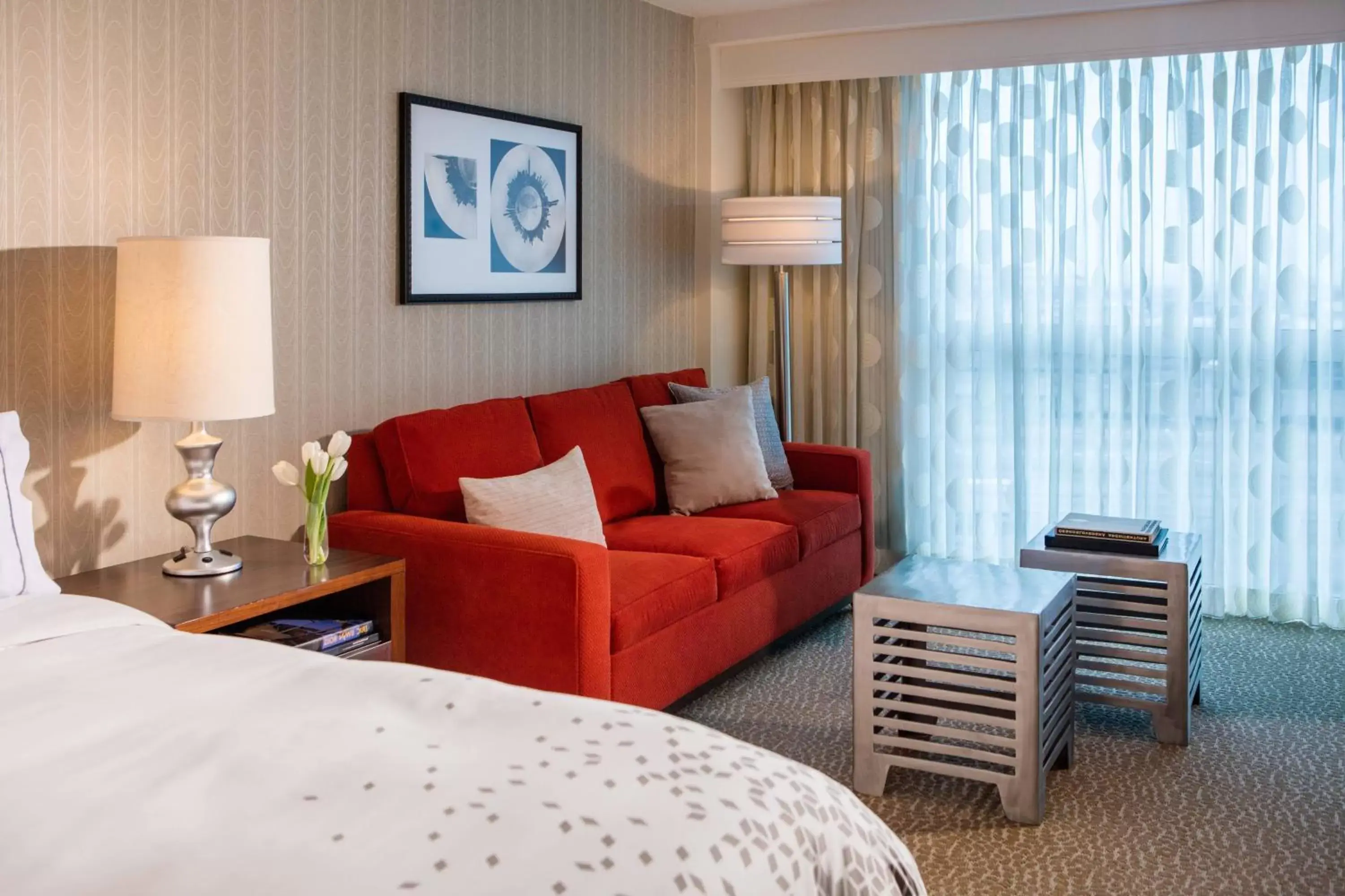 Living room, Seating Area in Renaissance Newark Airport Hotel