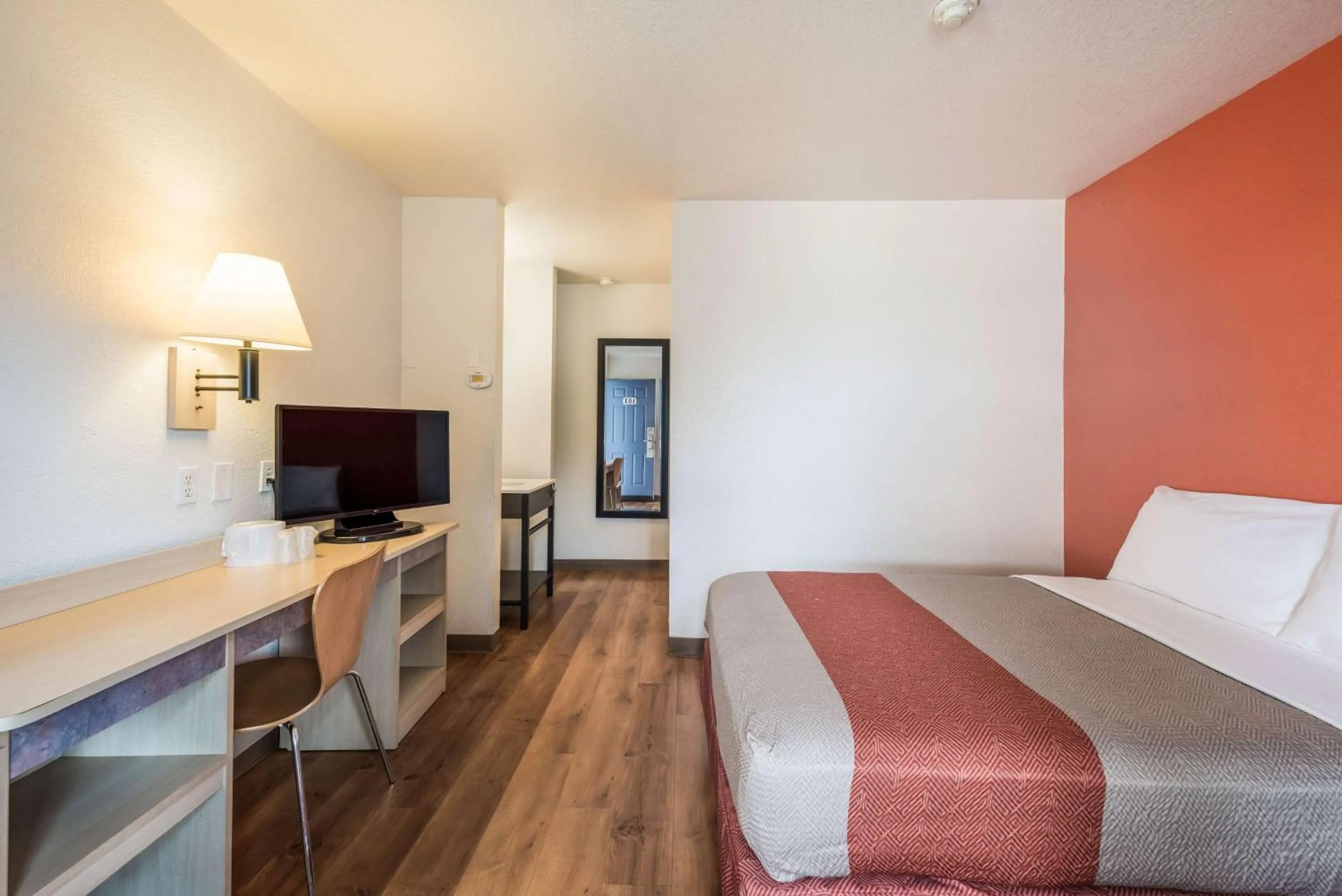 Bedroom, Bed in Motel 6-Rohnert Park, CA