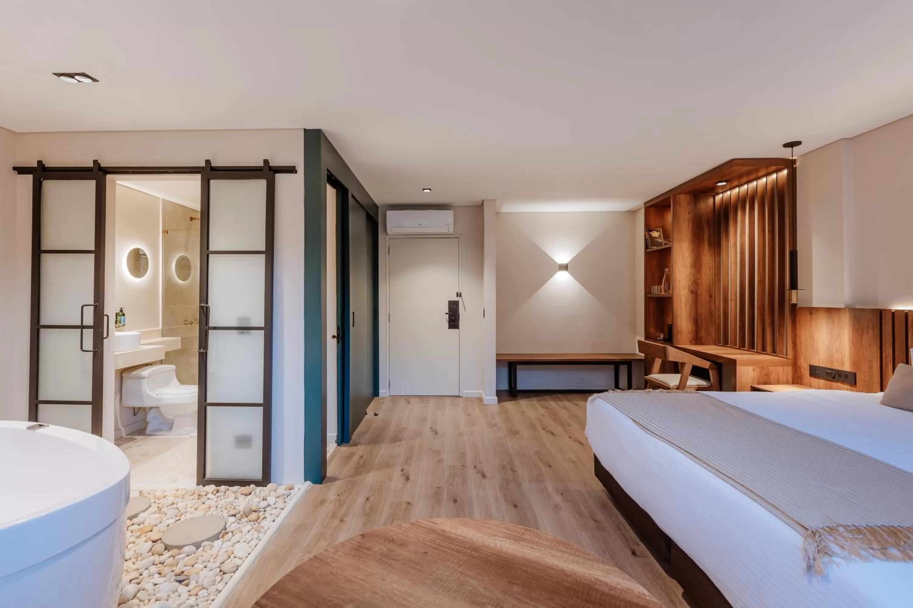 Photo of the whole room, Bed in 1616 Hotel