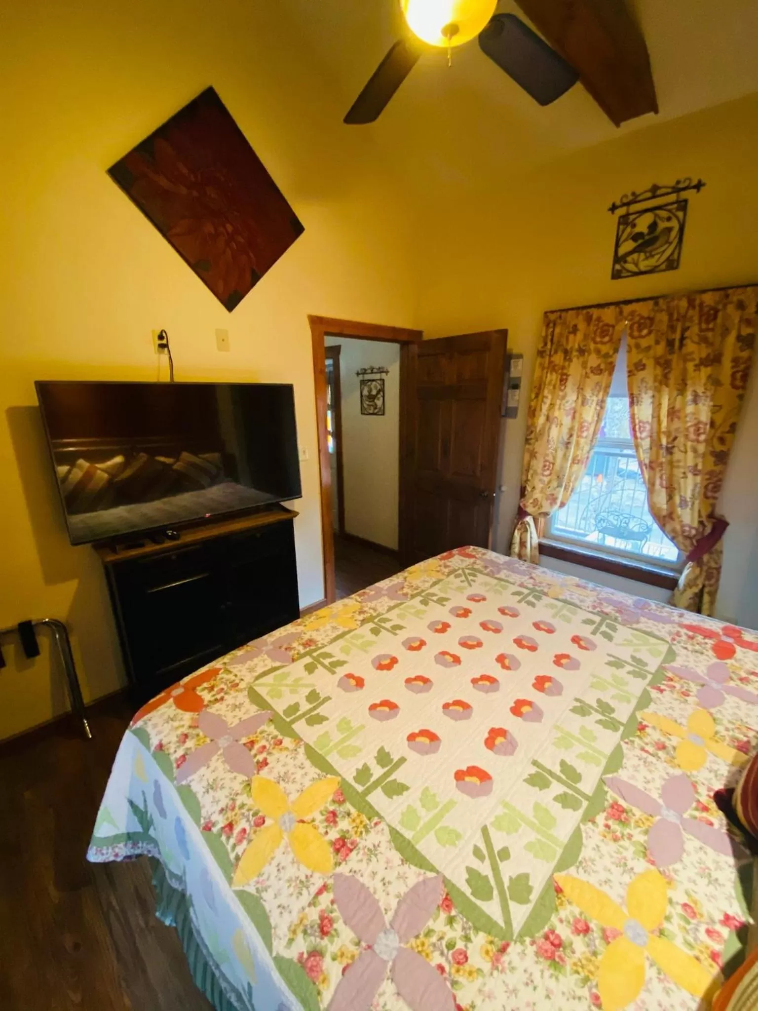 TV and multimedia, Bed in All Seasons Treehouse Village