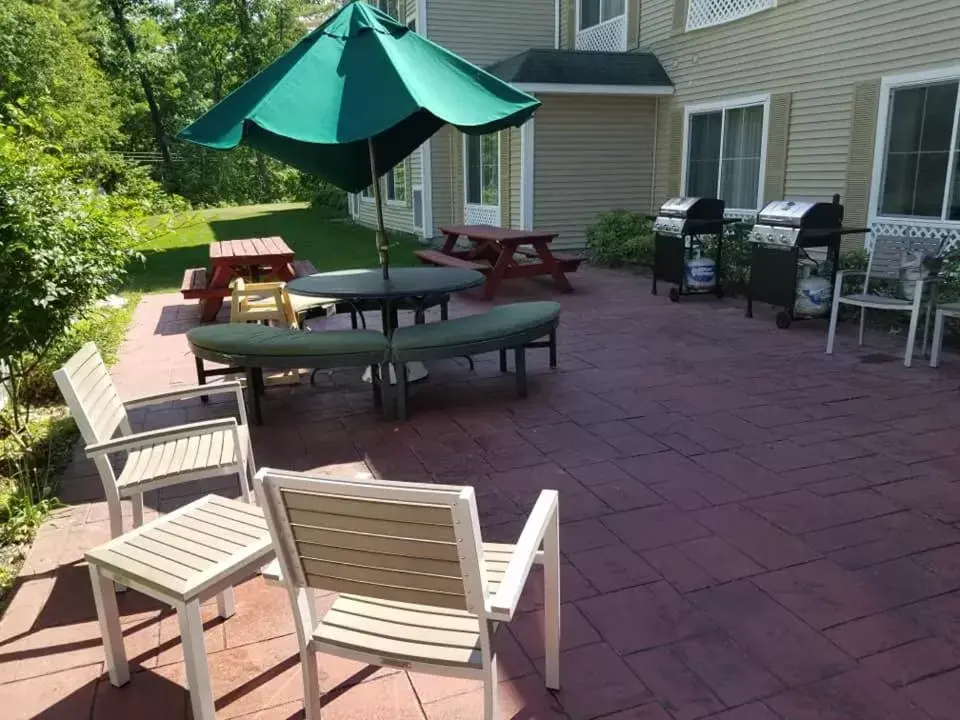 Patio in Country Inn & Suites by Radisson Lake George