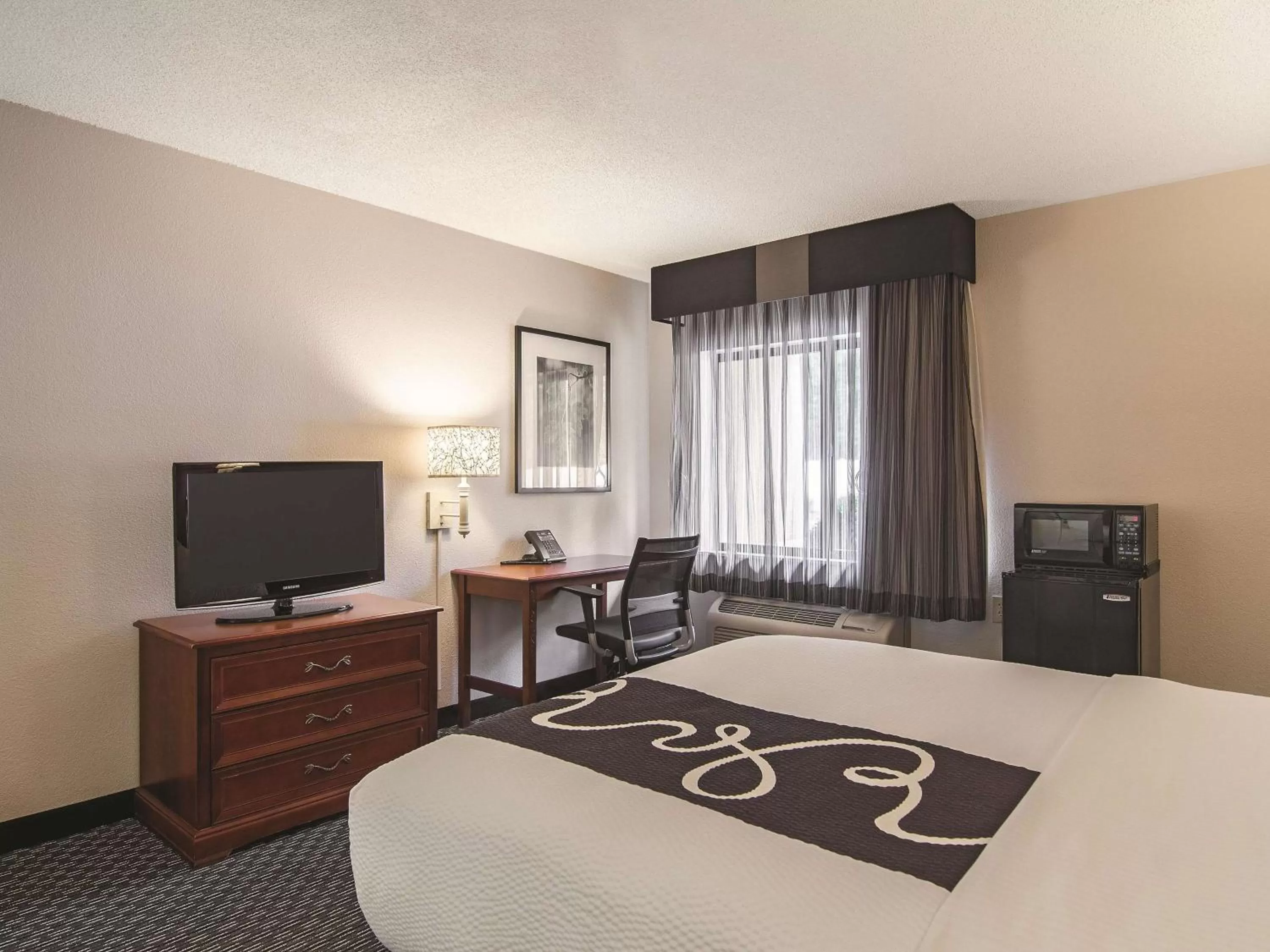 Photo of the whole room, Bed in La Quinta by Wyndham Miami Airport East