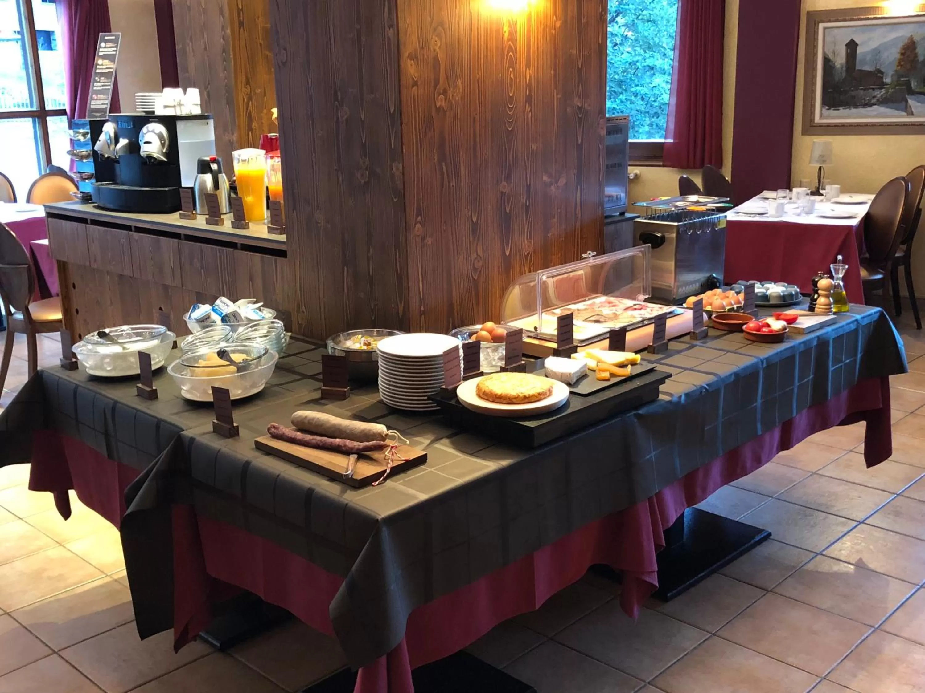 Buffet breakfast in Hotel L’Ermita B&B