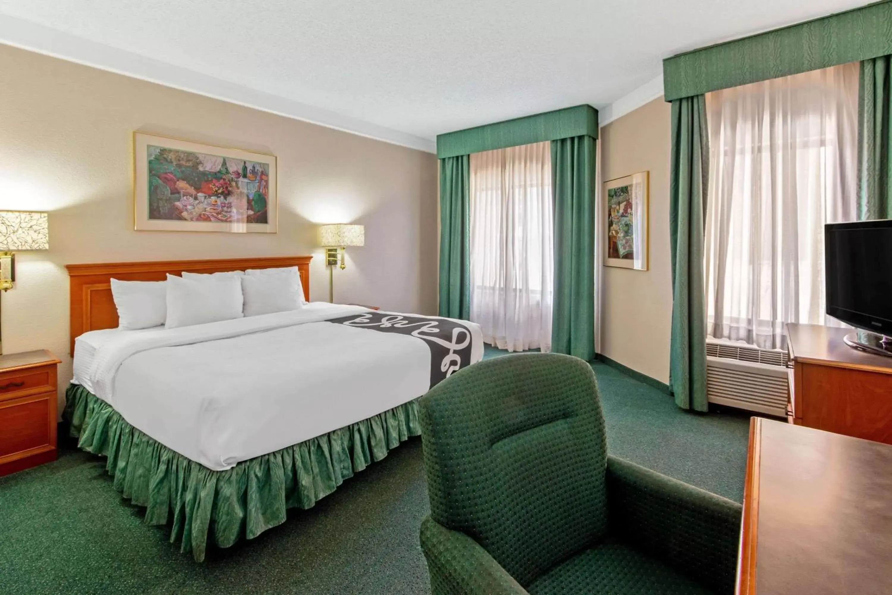 Photo of the whole room, Bed in La Quinta Inn by Wyndham Las Cruces Mesilla Valley
