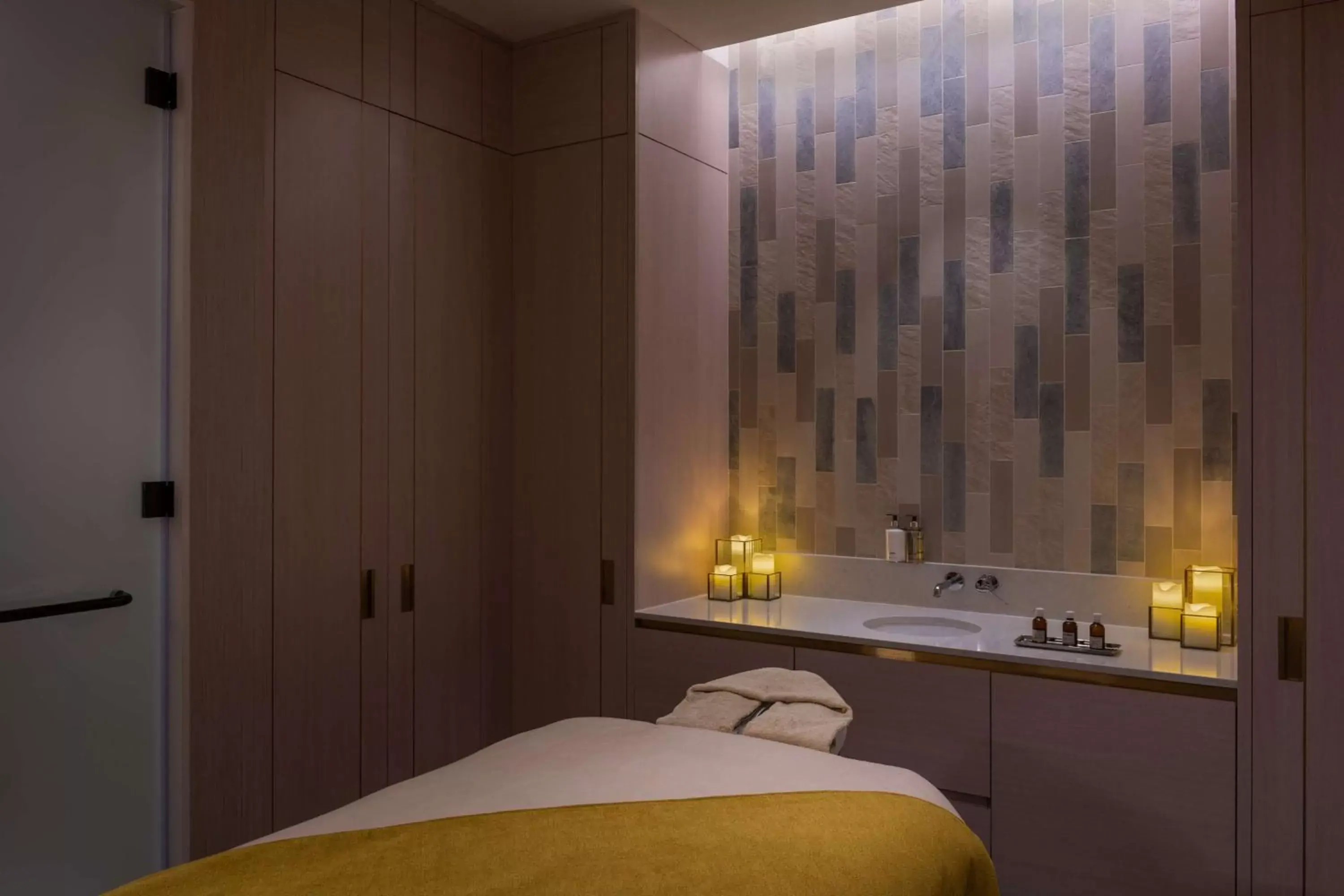 Spa and wellness centre/facilities, Bed in Hilton Abu Dhabi Yas Island