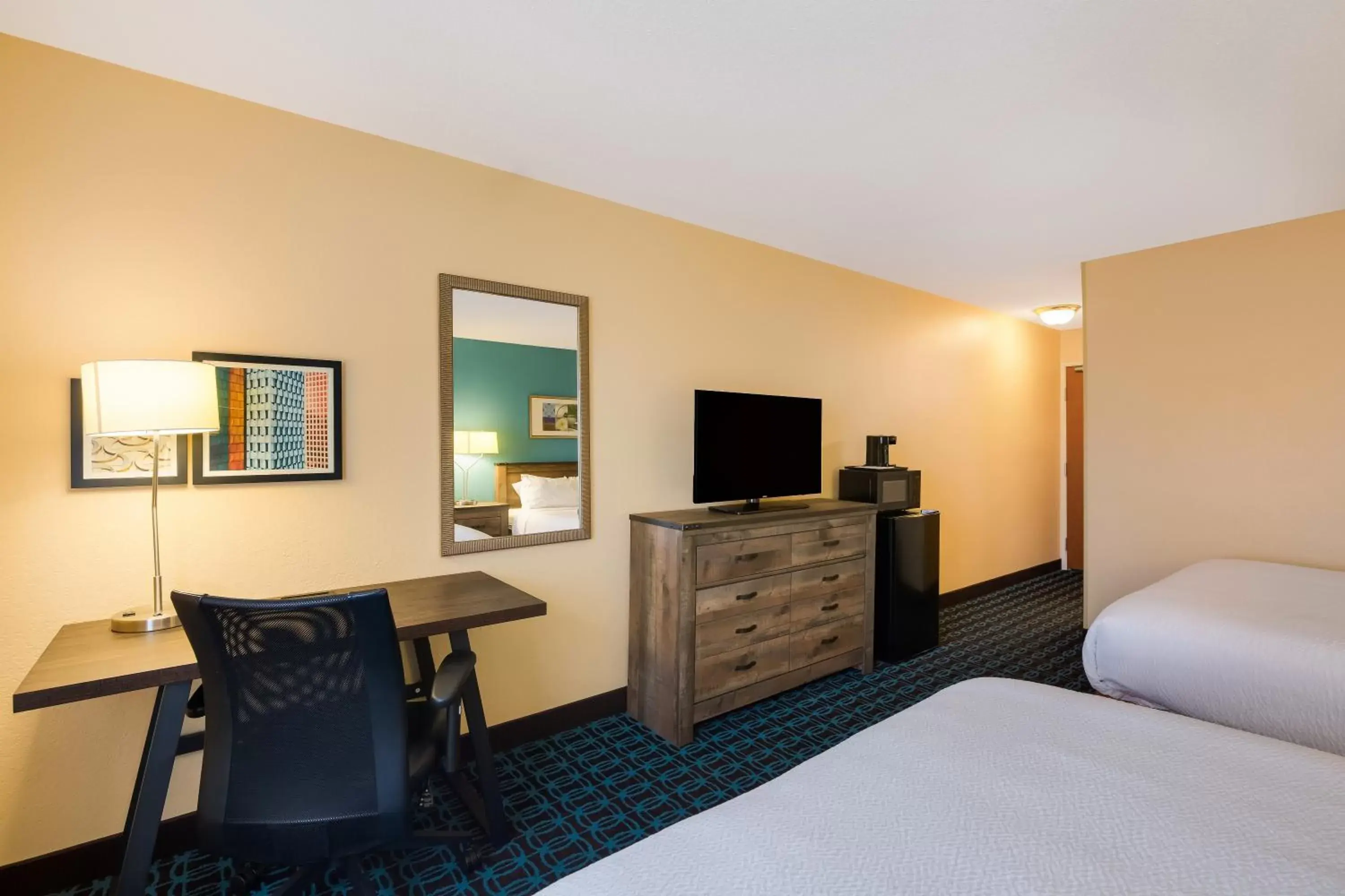 Bedroom, TV/Entertainment Center in SureStay Plus Hotel by Best Western Minot