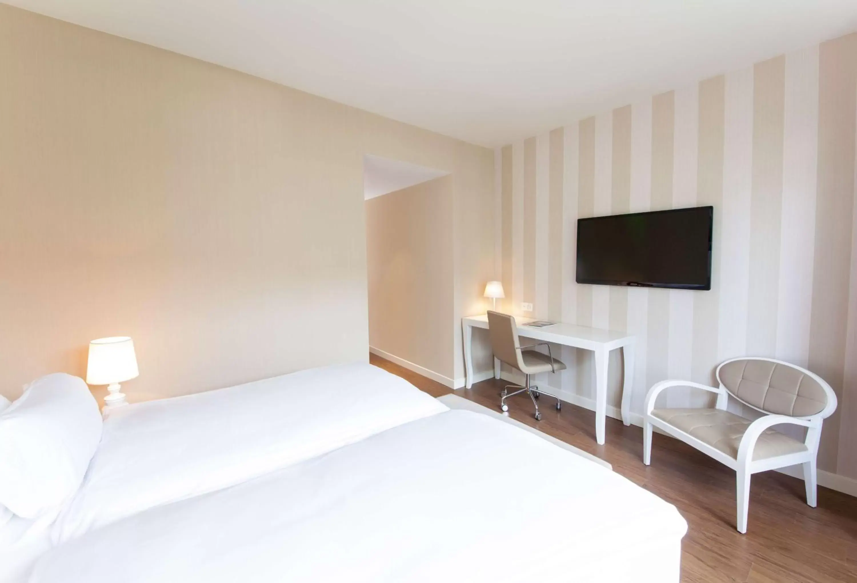 Photo of the whole room, Bed in NH Geneva City