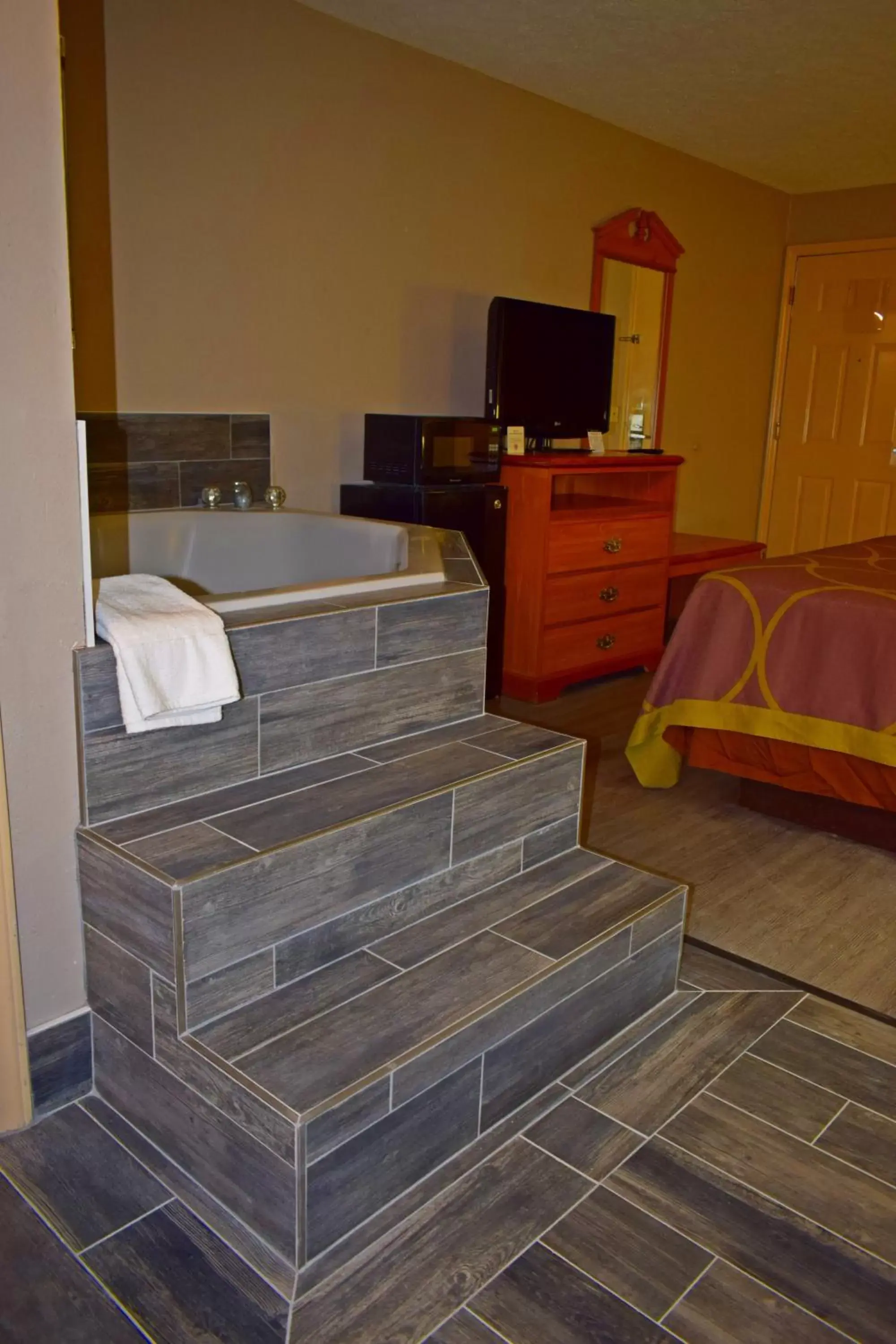 Hot Tub, TV/Entertainment Center in Super 8 by Wyndham Fort Chiswell Wytheville Area