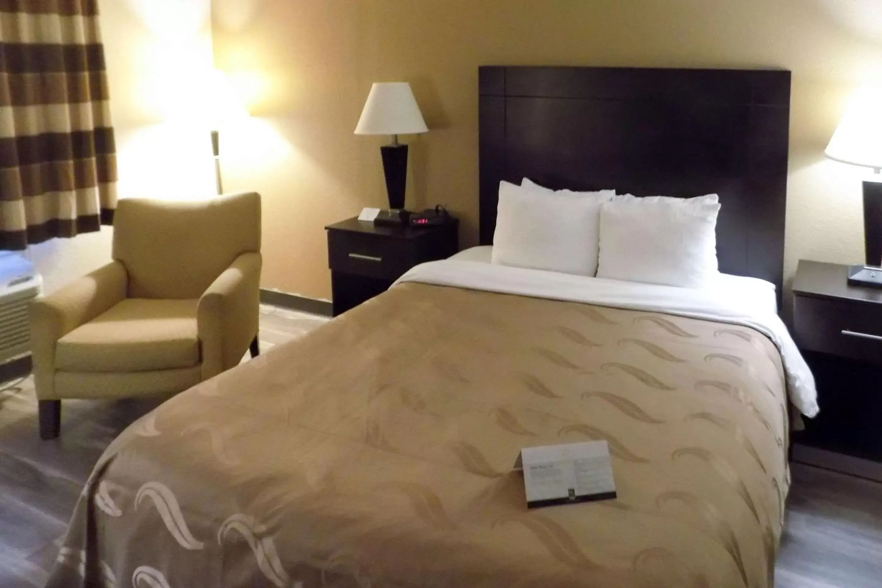 Photo of the whole room, Bed in Quality Inn DFW Airport North - Irving