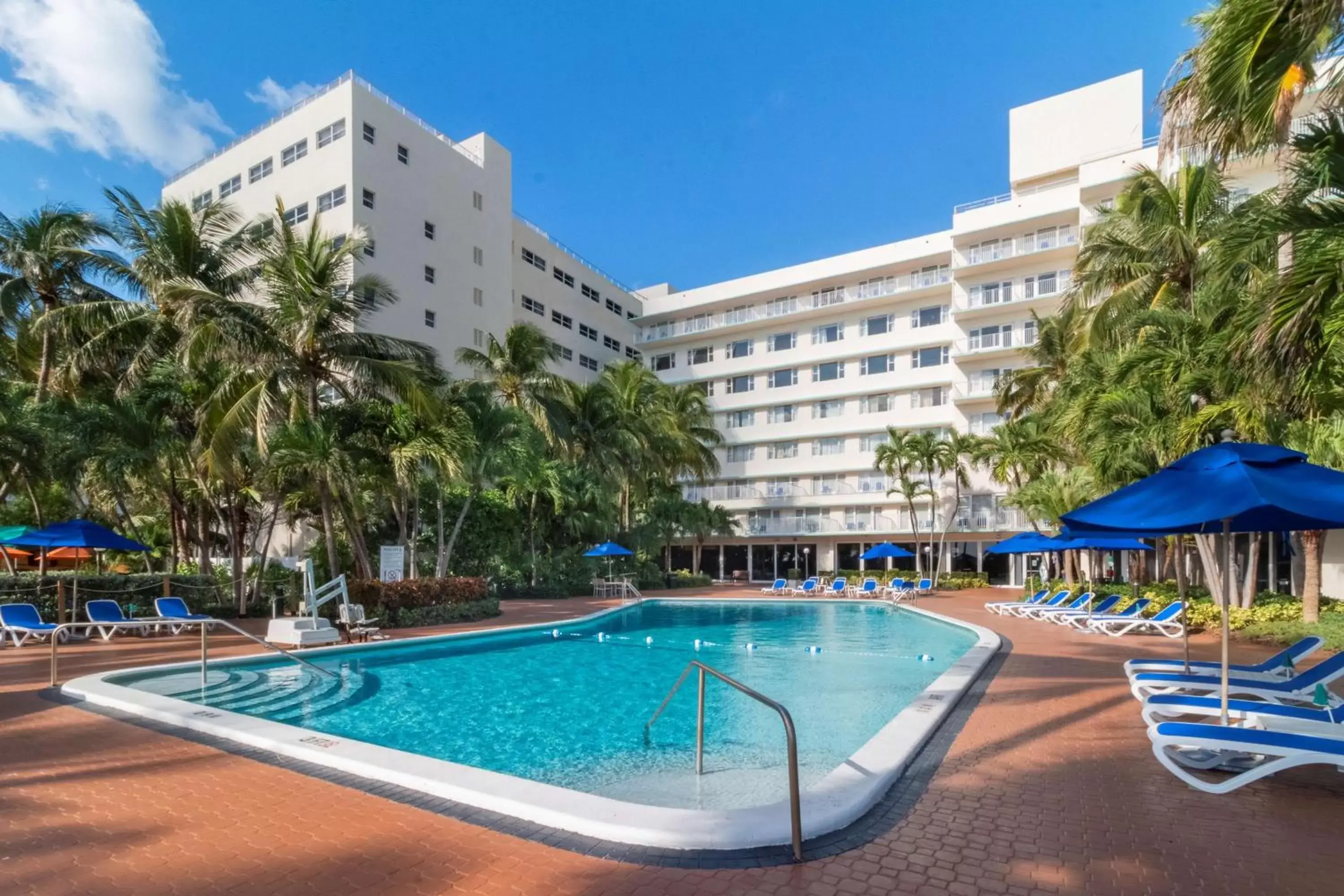 Pool view, Swimming Pool in Radisson Resort Miami Beach