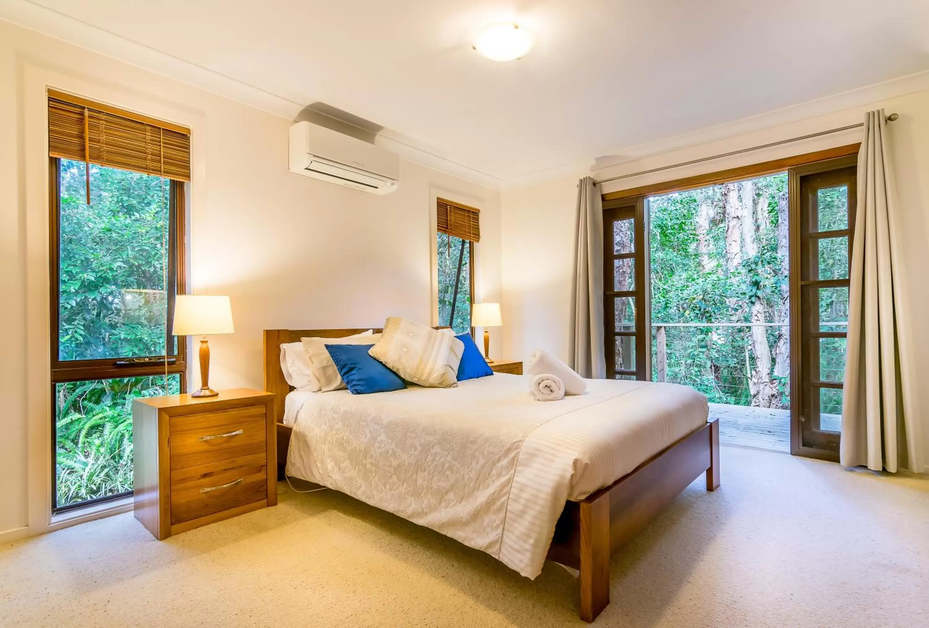 Bedroom, Bed in Wanderers Retreat